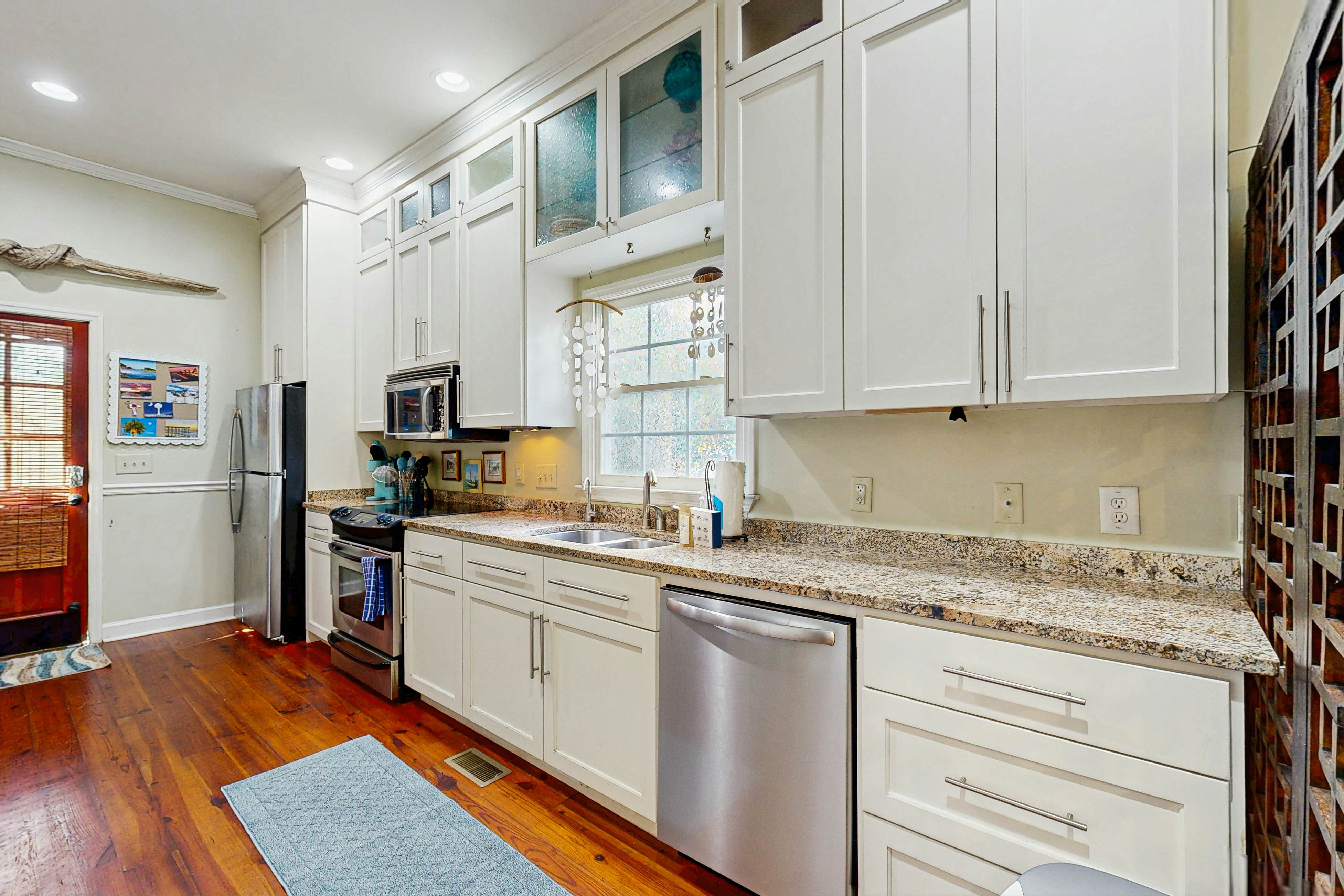 North Central, 30-Day Rental Home w/Double Porches, Garden Patio, and Free WiFi