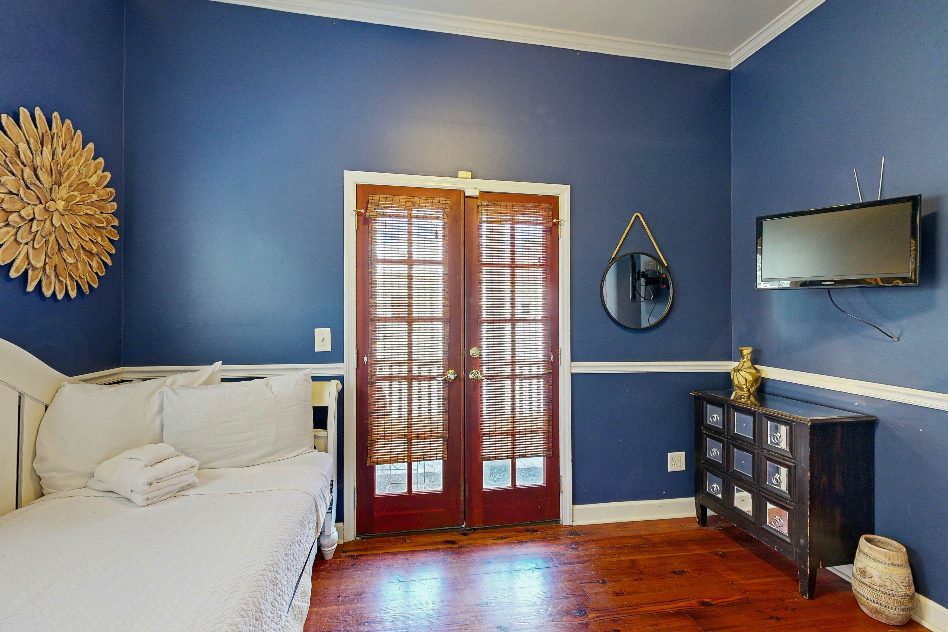 North Central, 30-Day Rental Home w/Double Porches, Garden Patio, and Free WiFi