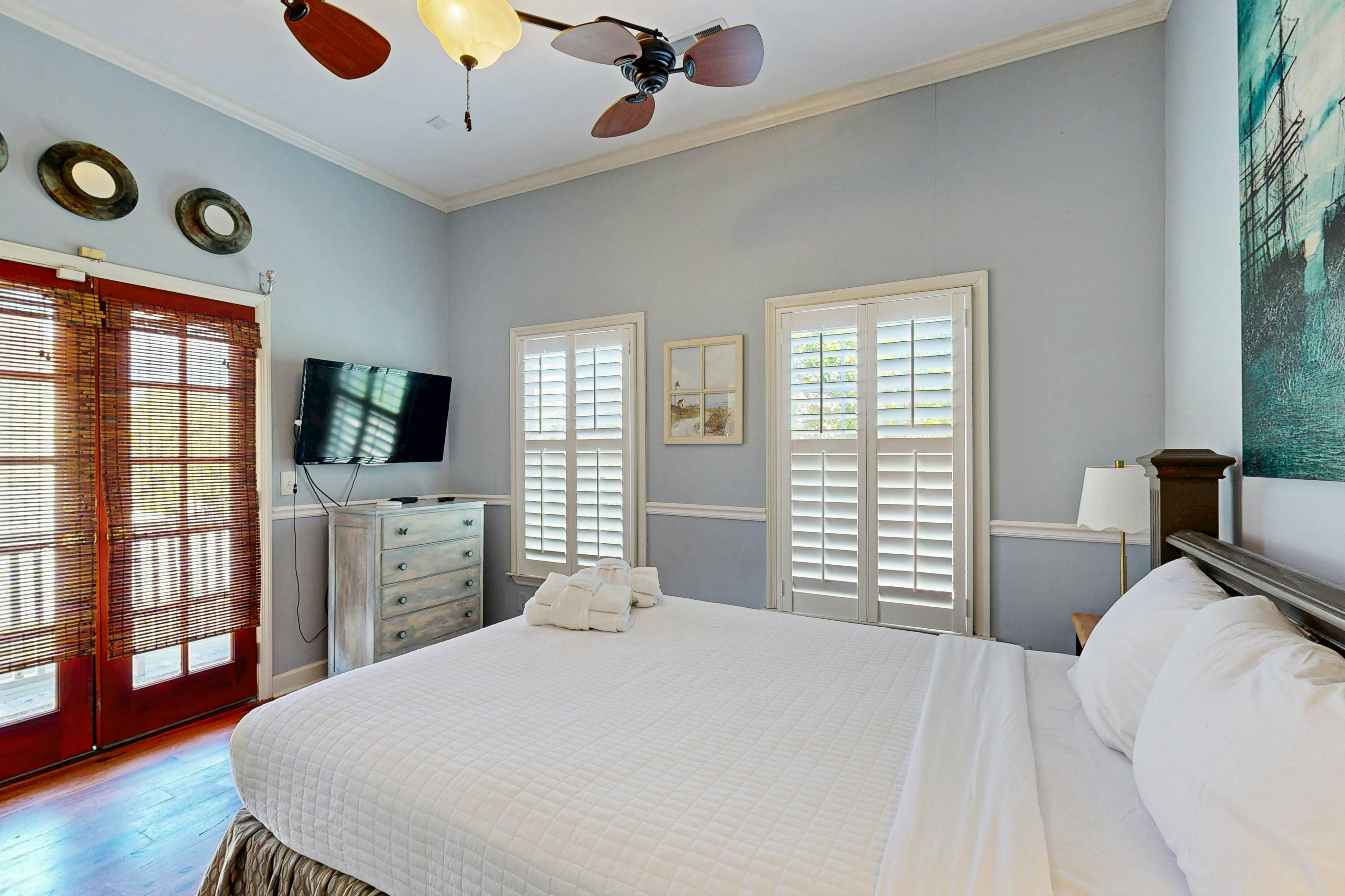 North Central, 30-Day Rental Home w/Double Porches, Garden Patio, and Free WiFi