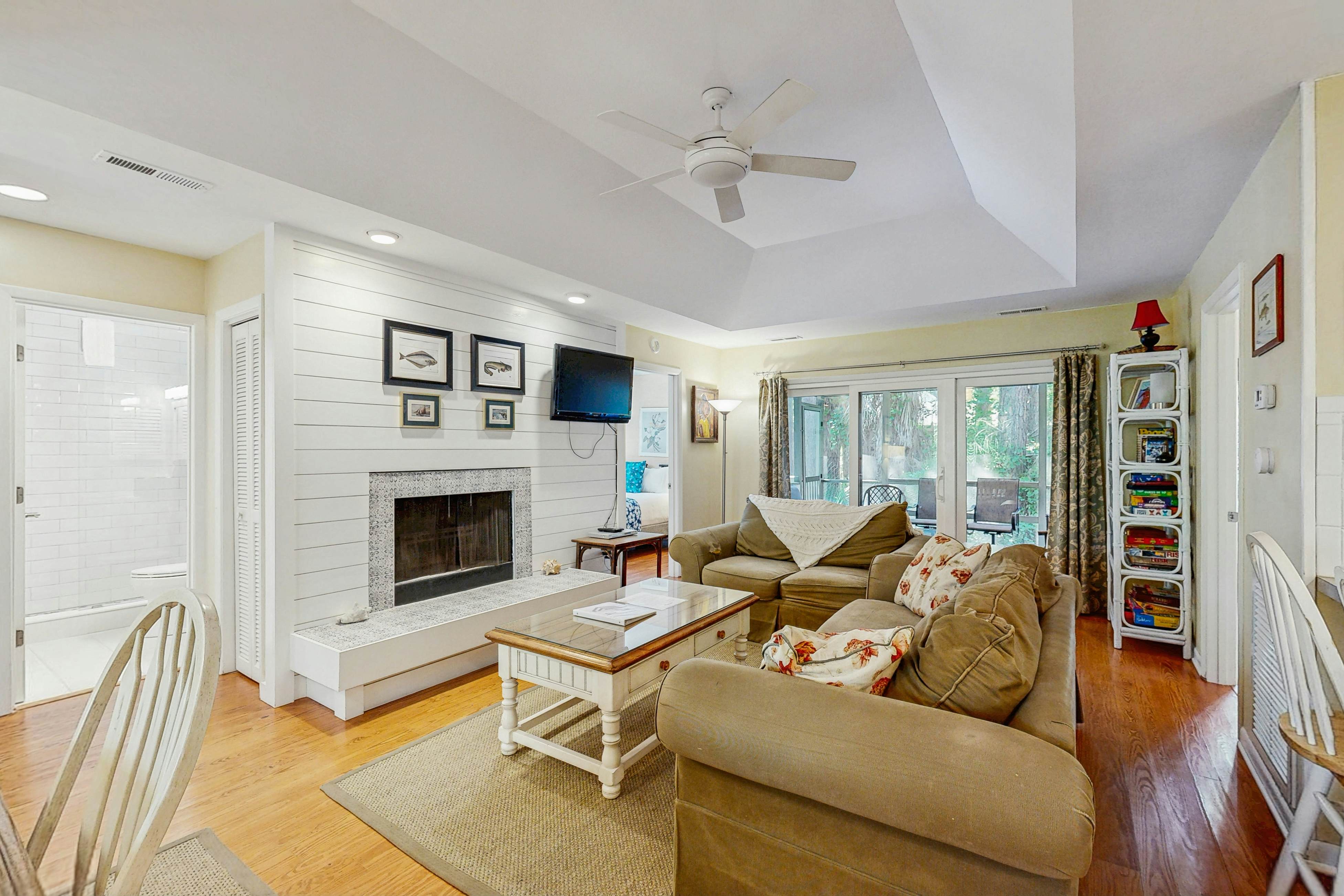 Cabin in the maritime forest with pool and golf on-site - walk to the beach