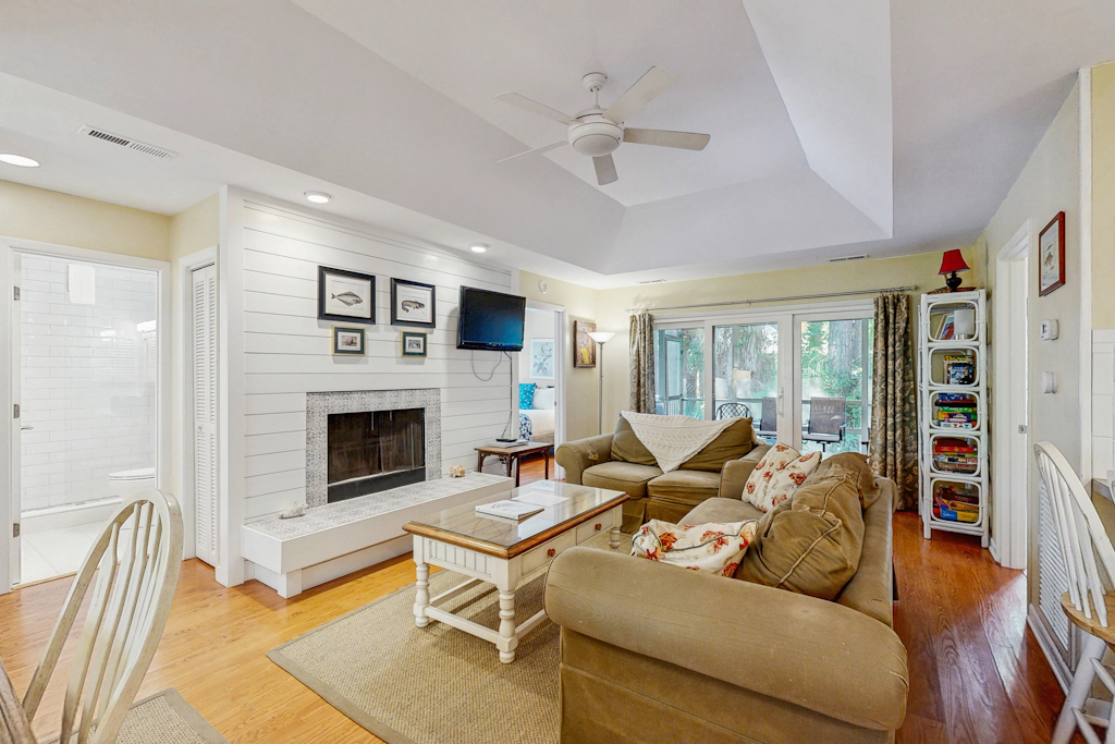 Cabin in the maritime forest with pool and golf on-site - walk to the beach