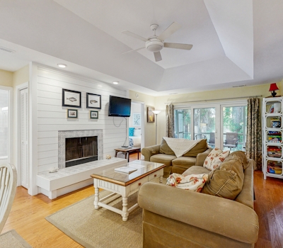 Cabin in the maritime forest with pool and golf on-site - walk to the beach