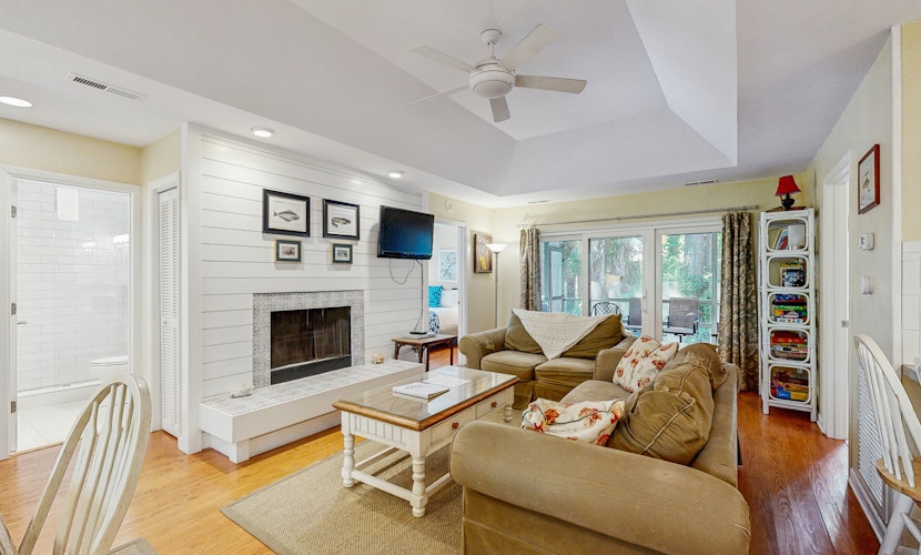 Cabin in the maritime forest with pool and golf on-site - walk to the beach