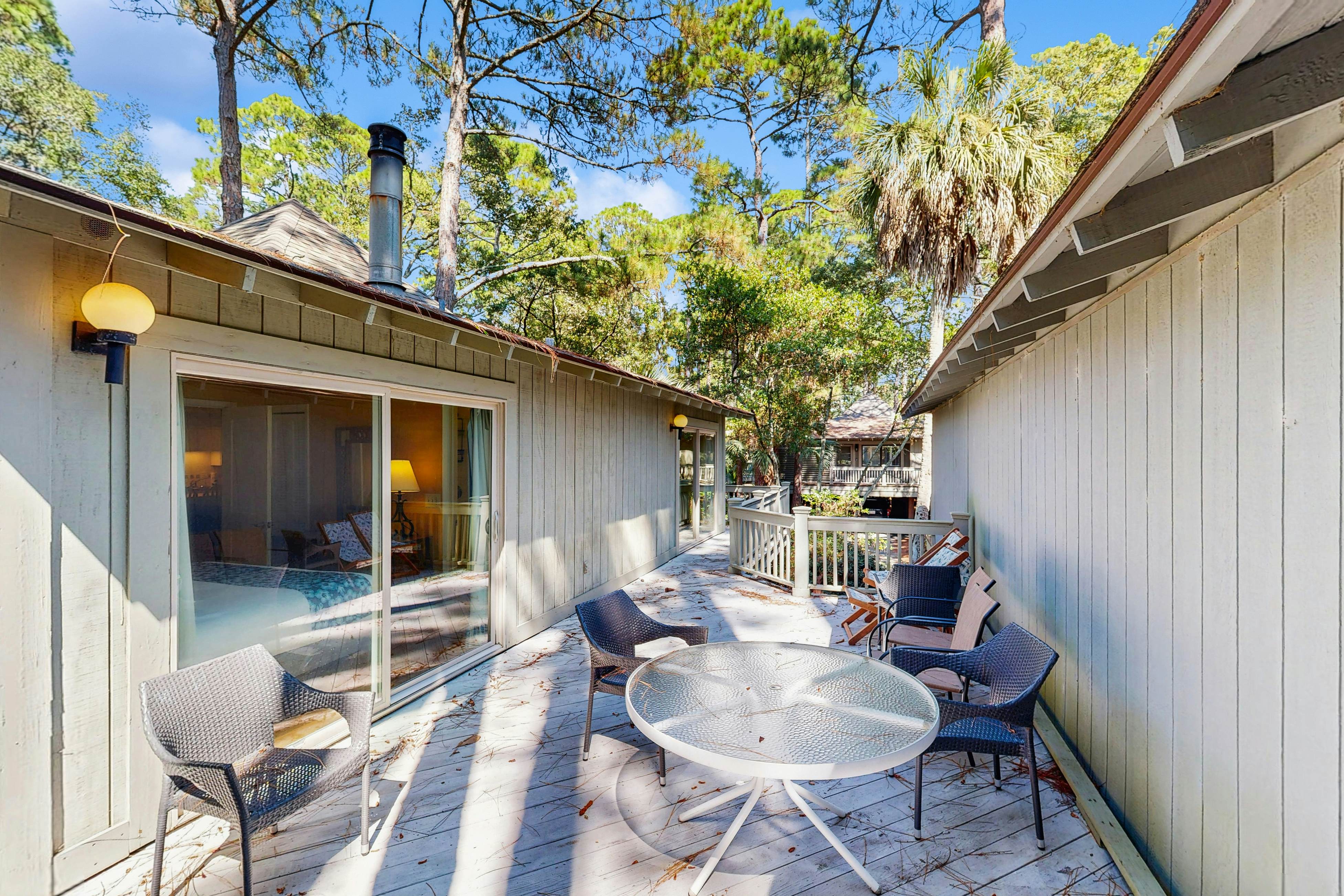 Cabin in the maritime forest with pool and golf on-site - walk to the beach