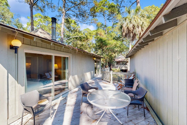 Cabin in the maritime forest with pool and golf on-site - walk to the beach