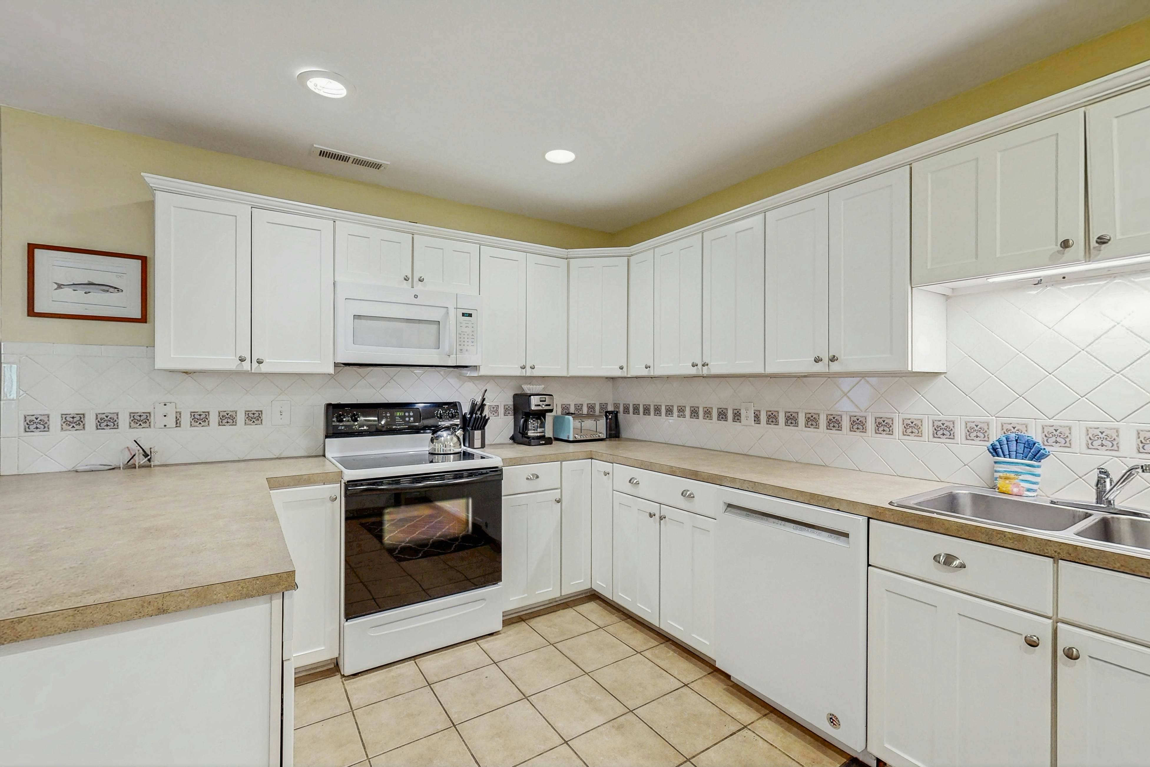 Cabin in the maritime forest with pool and golf on-site - walk to the beach