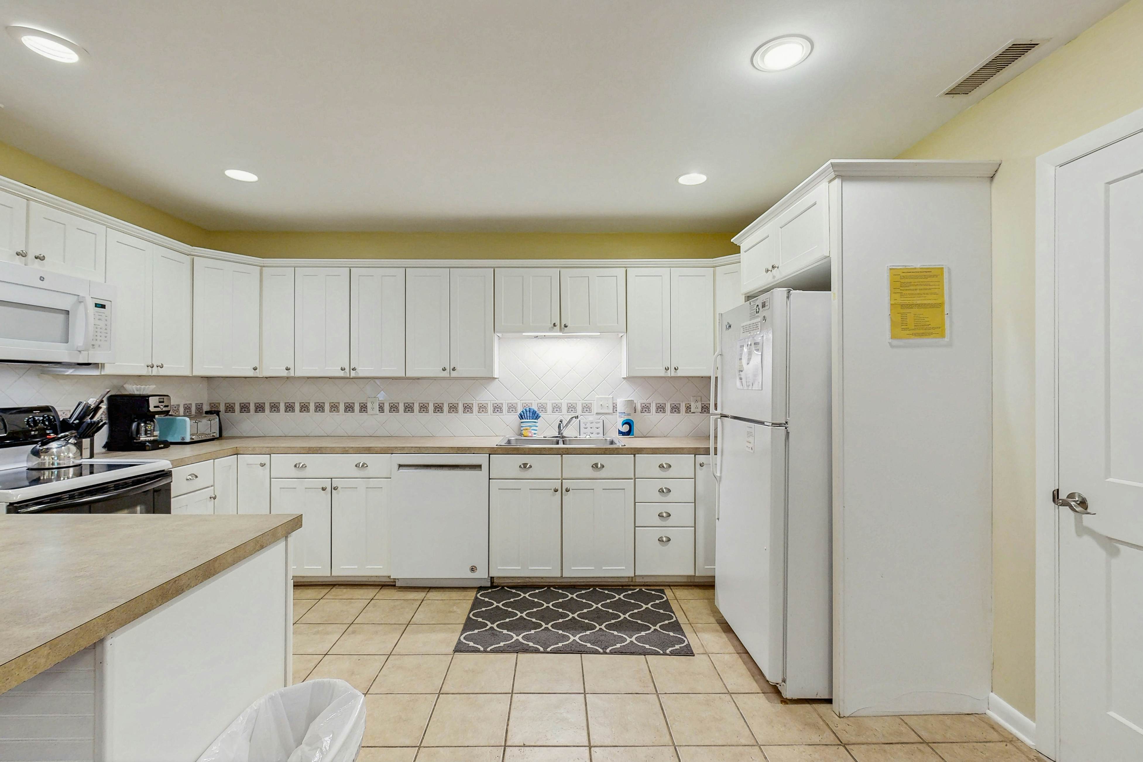 Cabin in the maritime forest with pool and golf on-site - walk to the beach