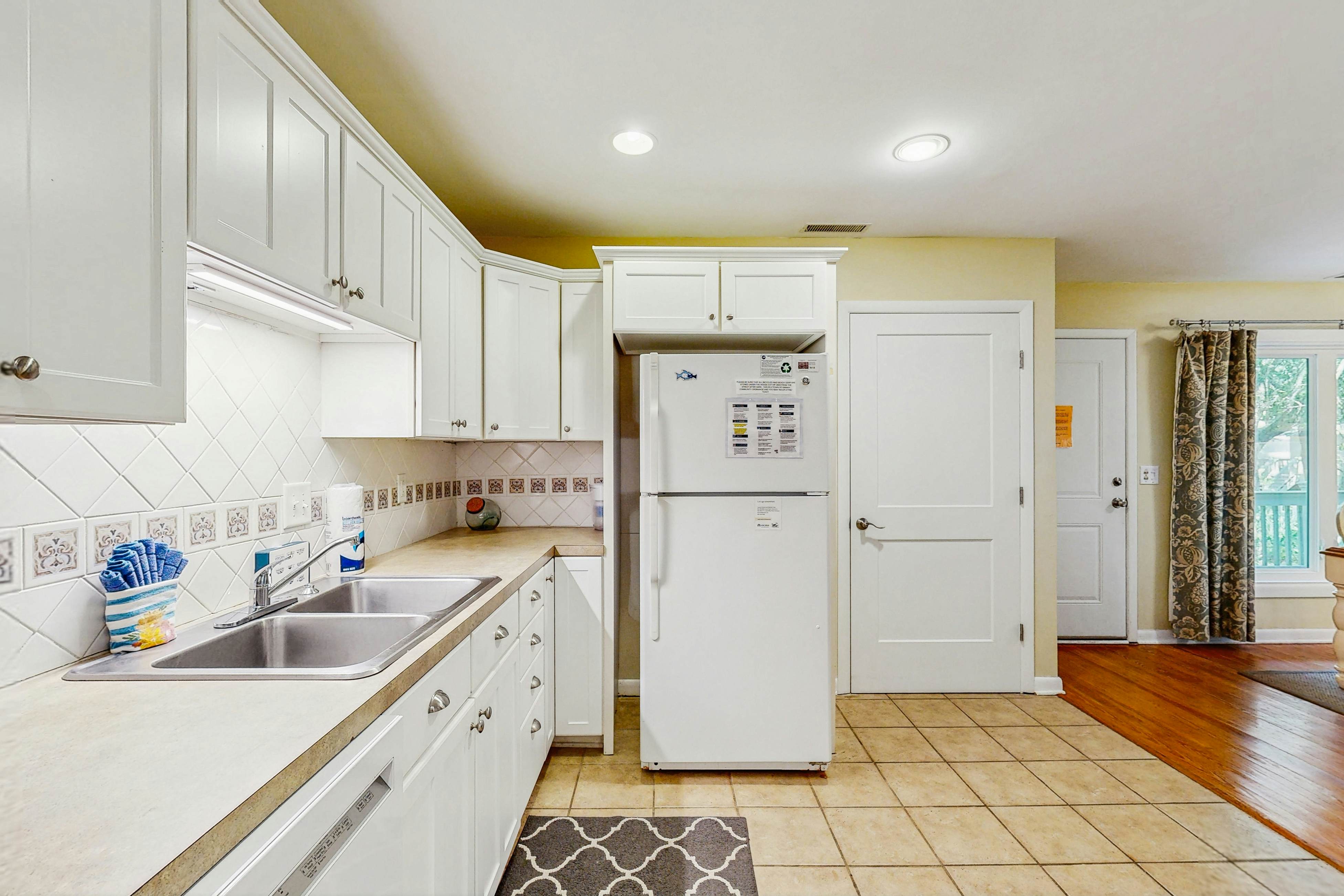 Cabin in the maritime forest with pool and golf on-site - walk to the beach