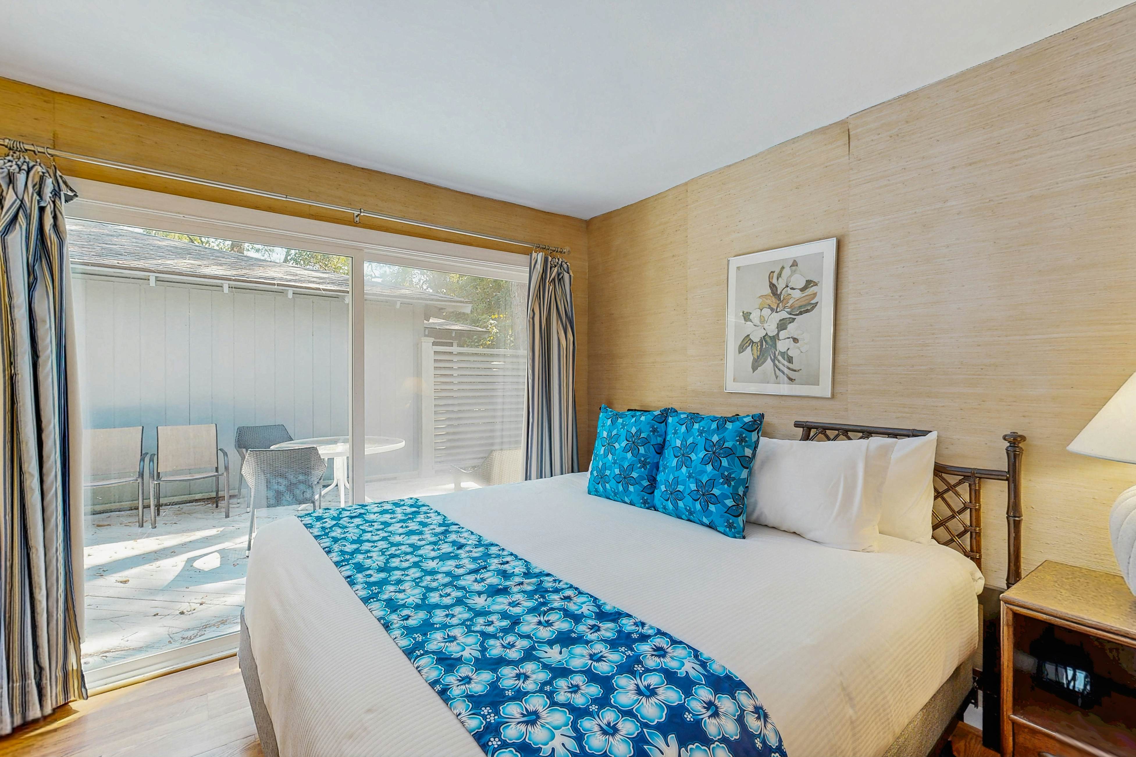 Cabin in the maritime forest with pool and golf on-site - walk to the beach