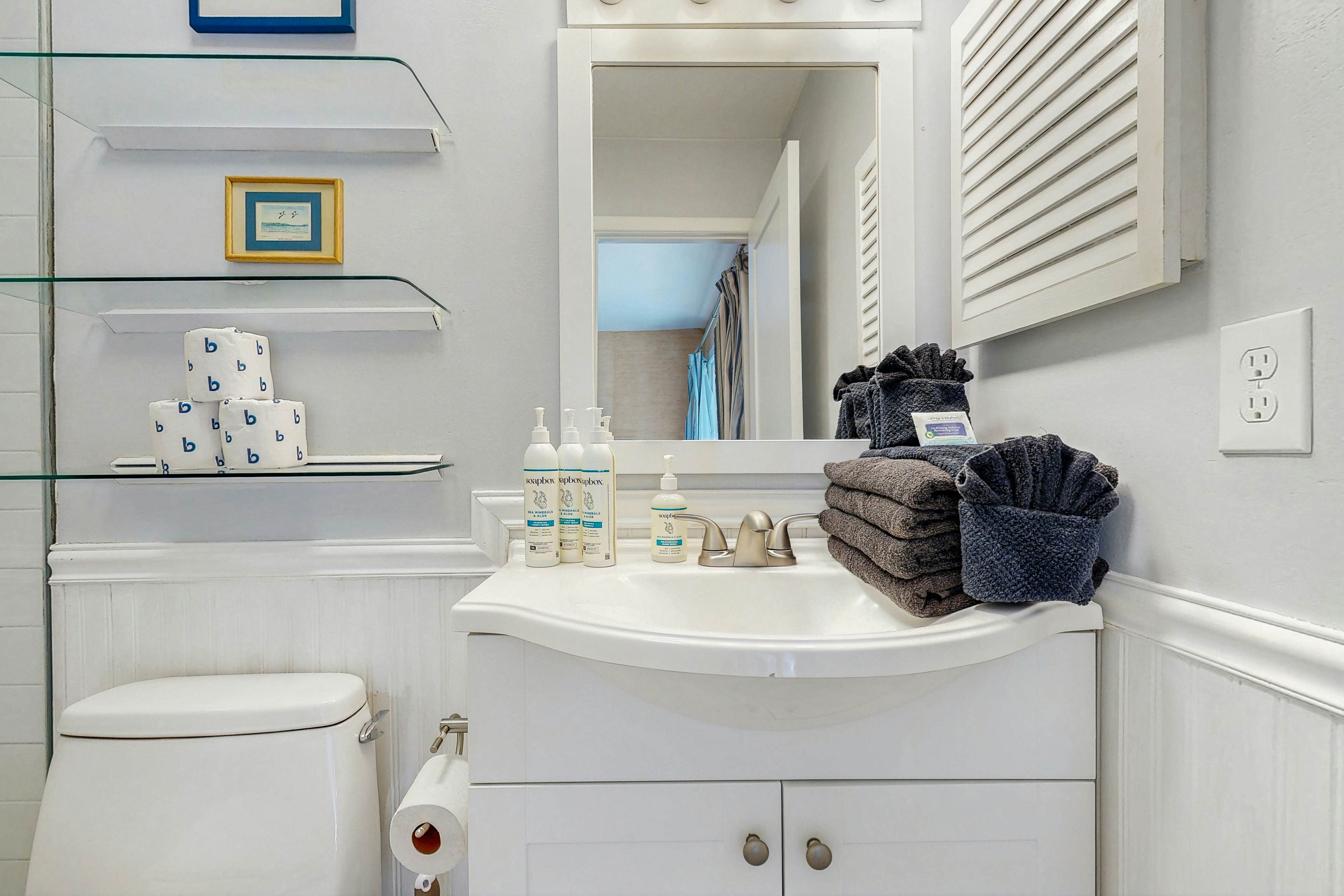 Cabin in the maritime forest with pool and golf on-site - walk to the beach