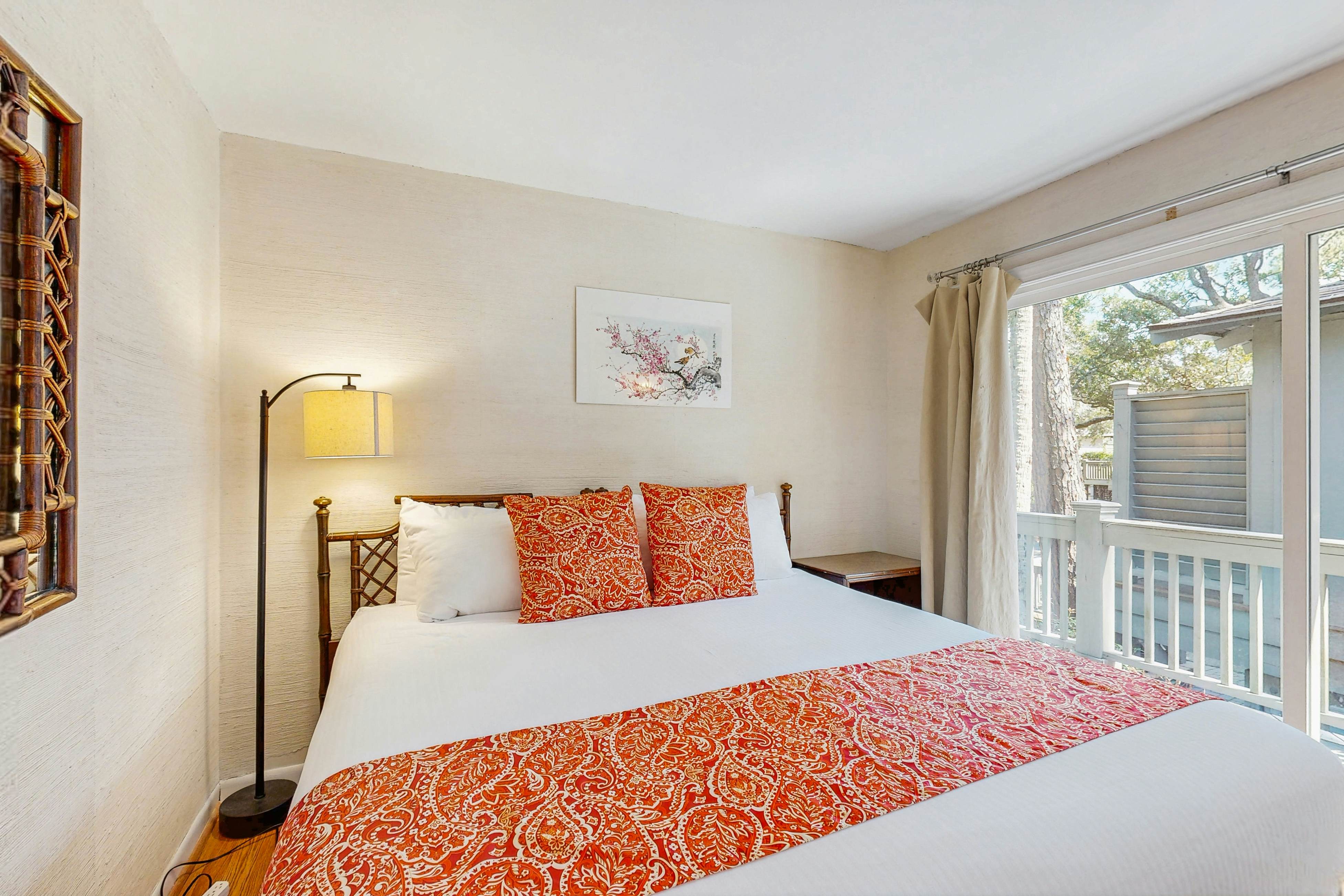 Cabin in the maritime forest with pool and golf on-site - walk to the beach