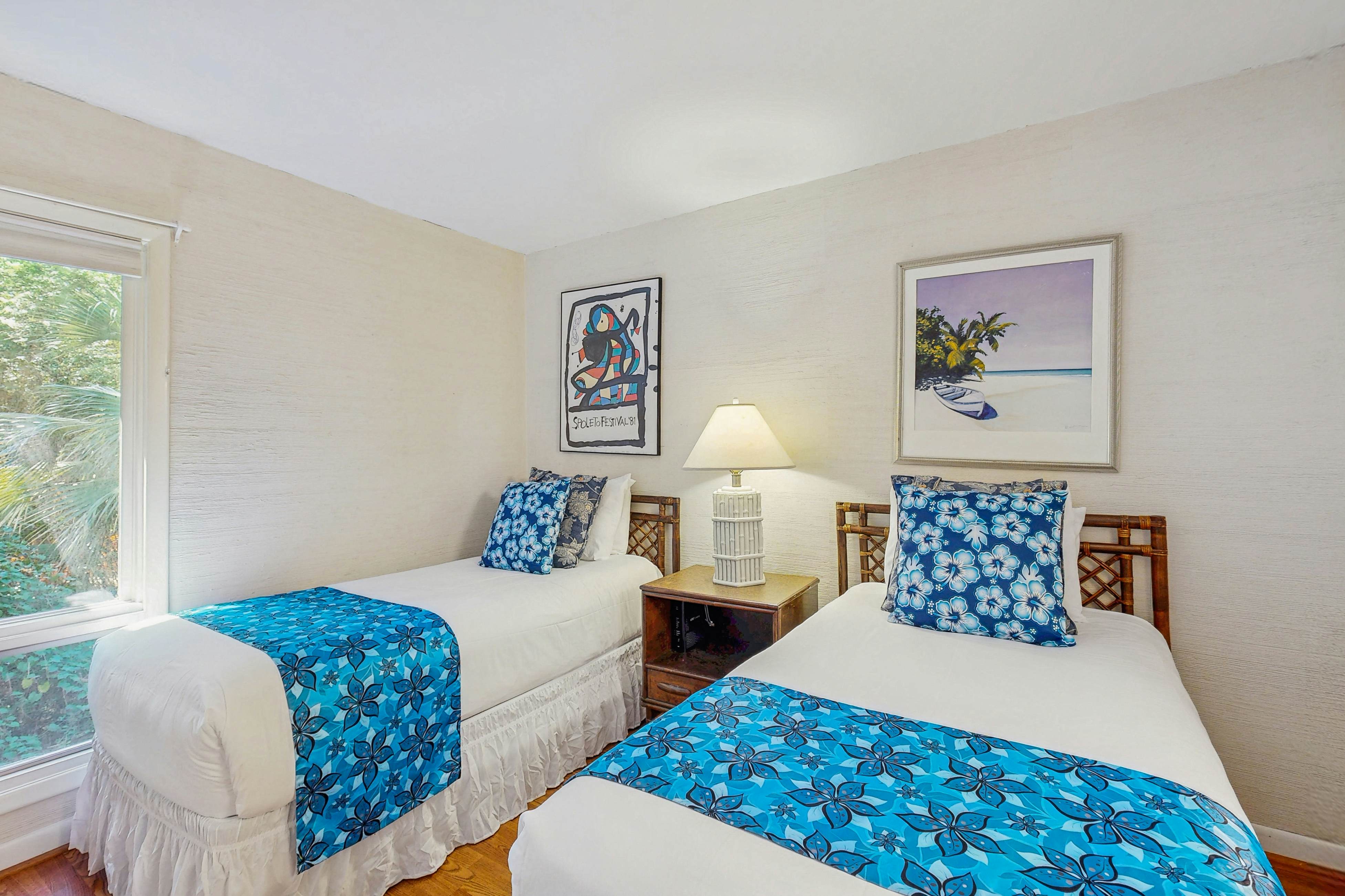 Cabin in the maritime forest with pool and golf on-site - walk to the beach