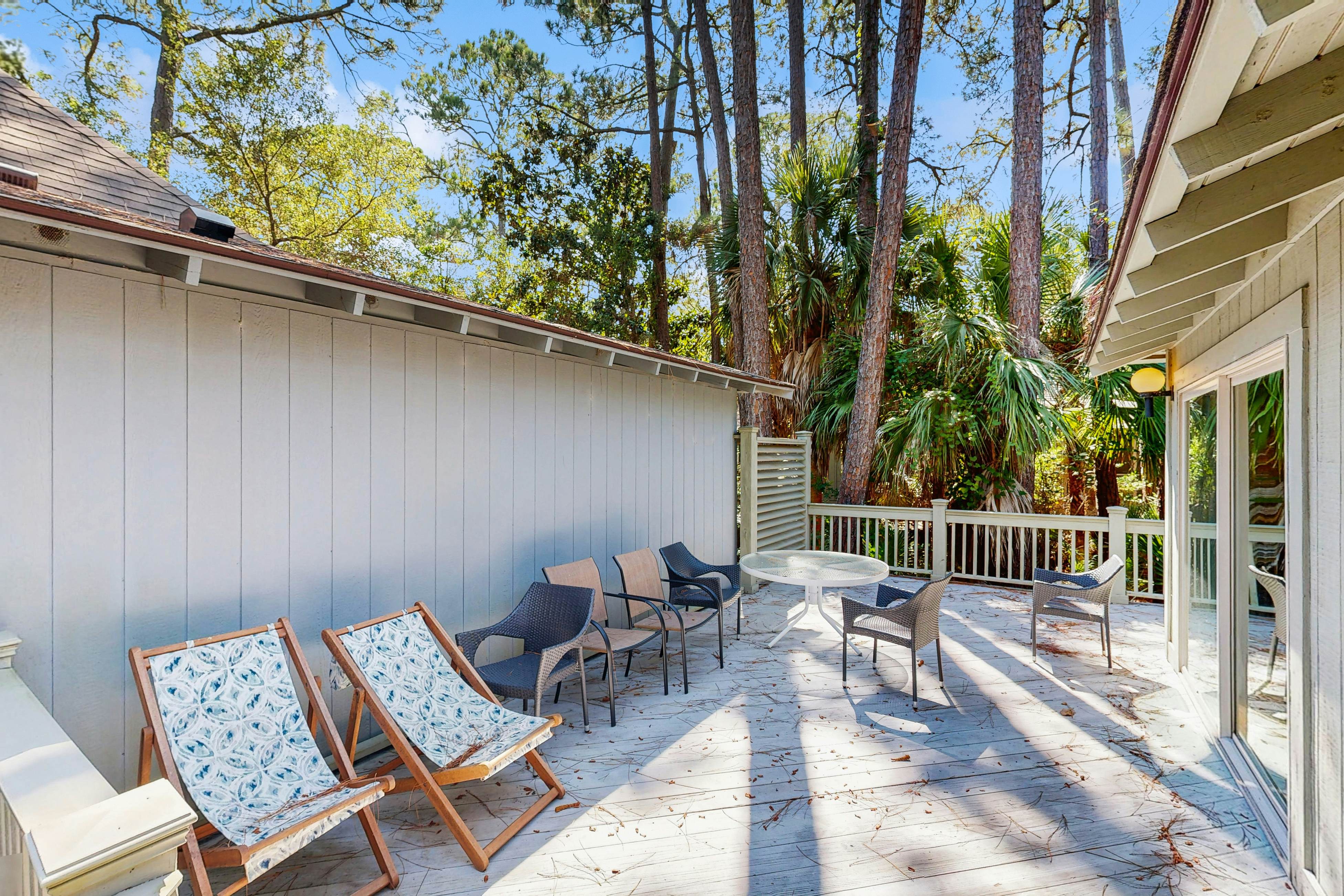 Cabin in the maritime forest with pool and golf on-site - walk to the beach