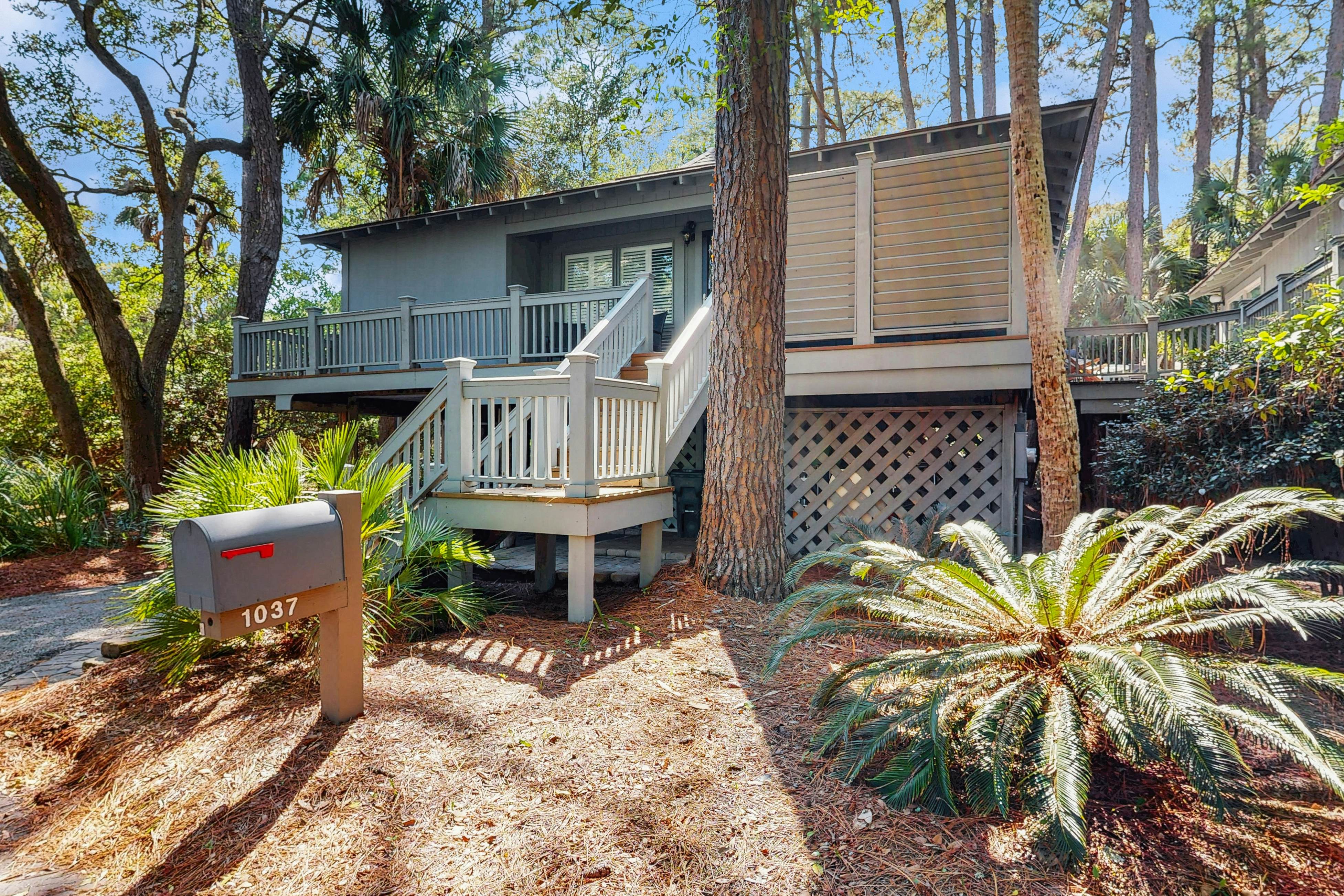 Cabin in the maritime forest with pool and golf on-site - walk to the beach