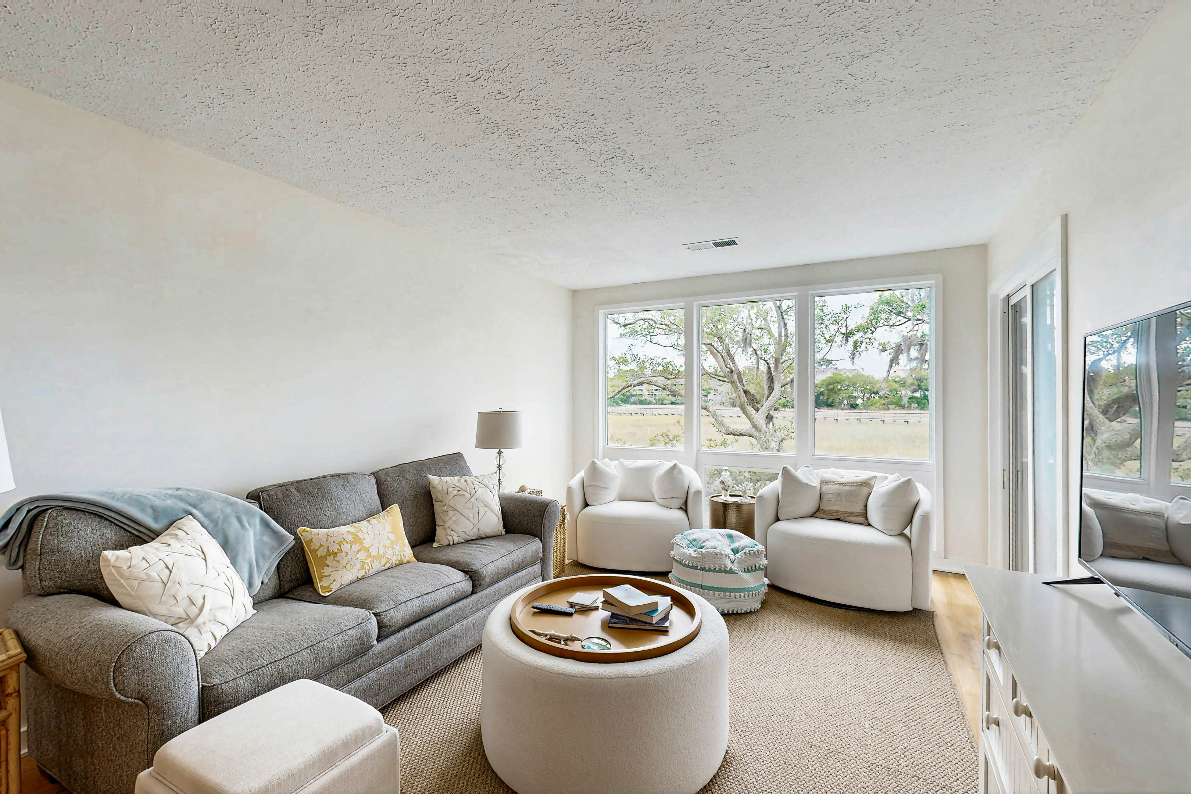 Charming Coastal Condo, with Shared Pool, Fitness Center & Dock