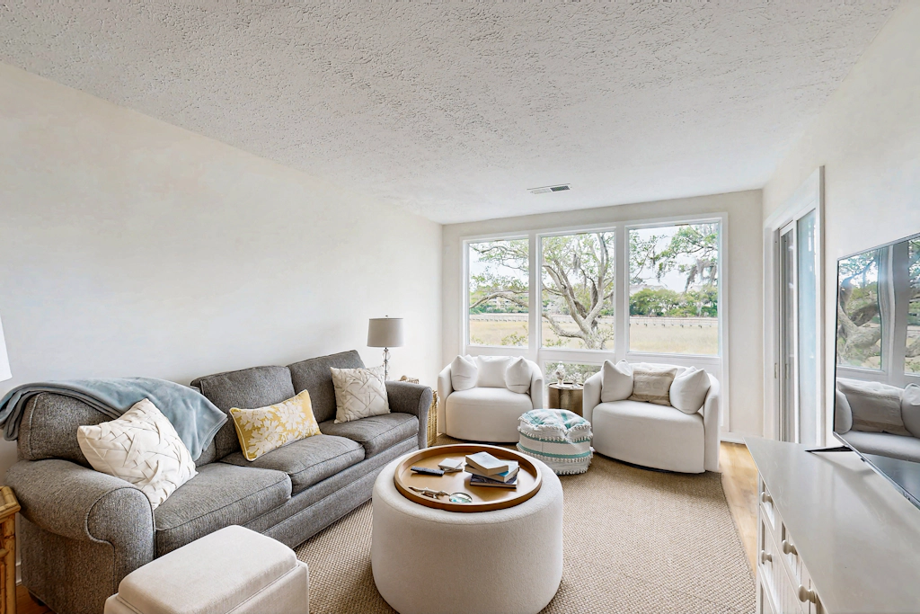 Charming Coastal Condo, with Shared Pool, Fitness Center & Dock