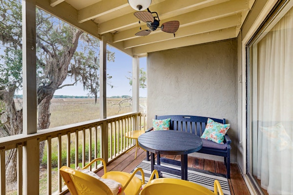 Charming Coastal Condo, with Shared Pool, Fitness Center & Dock