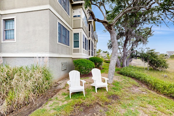 Charming Coastal Condo, with Shared Pool, Fitness Center & Dock