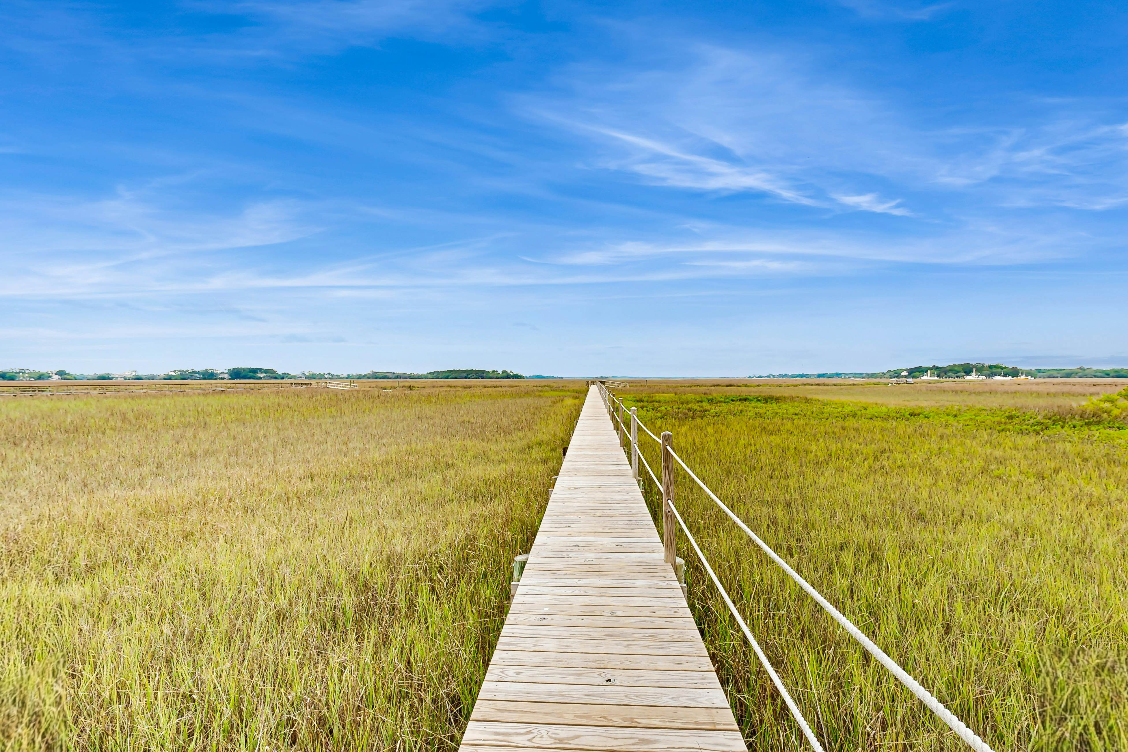 Charming Coastal Condo, with Shared Pool, Fitness Center & Dock