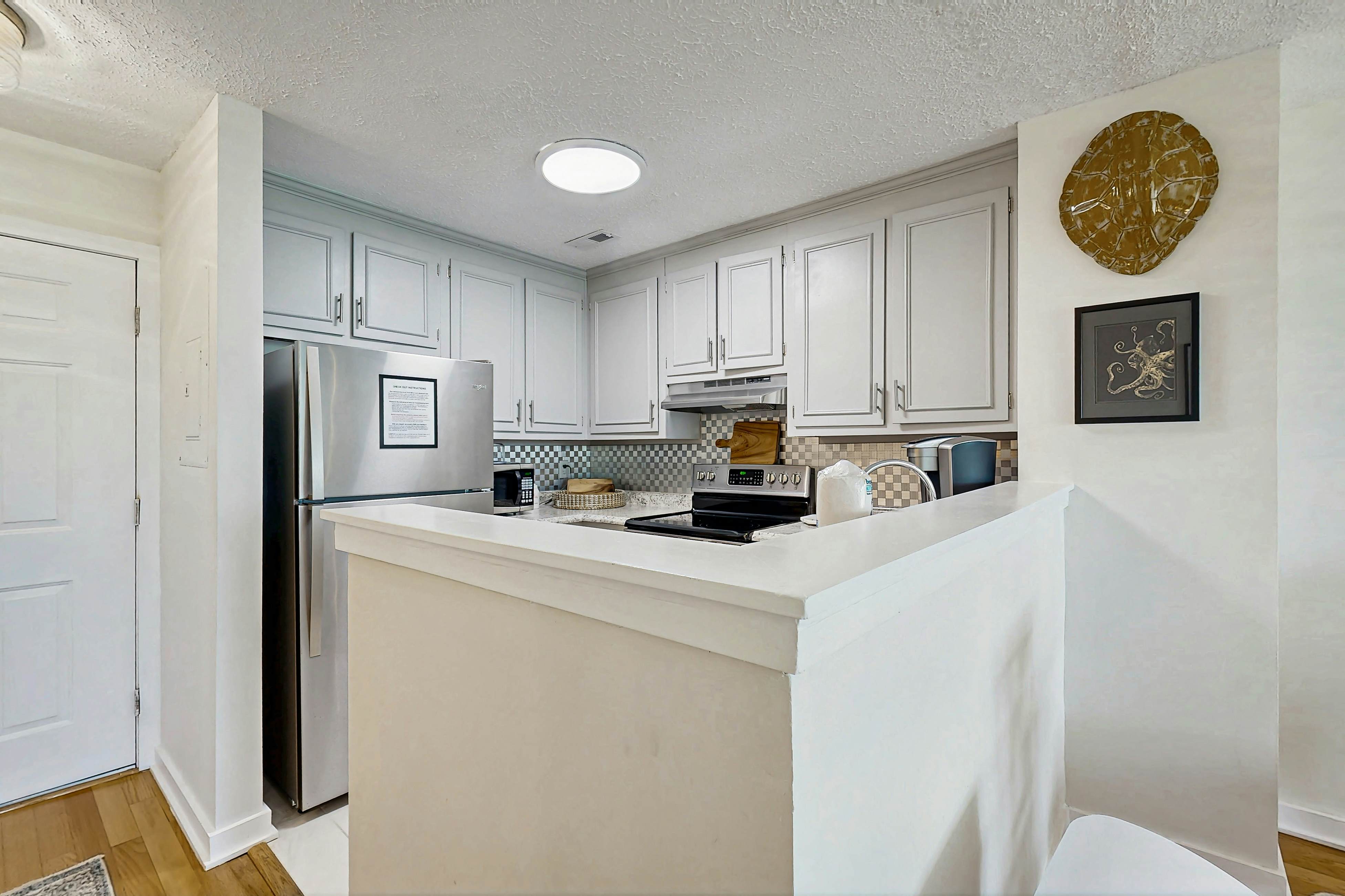 Charming Coastal Condo, with Shared Pool, Fitness Center & Dock