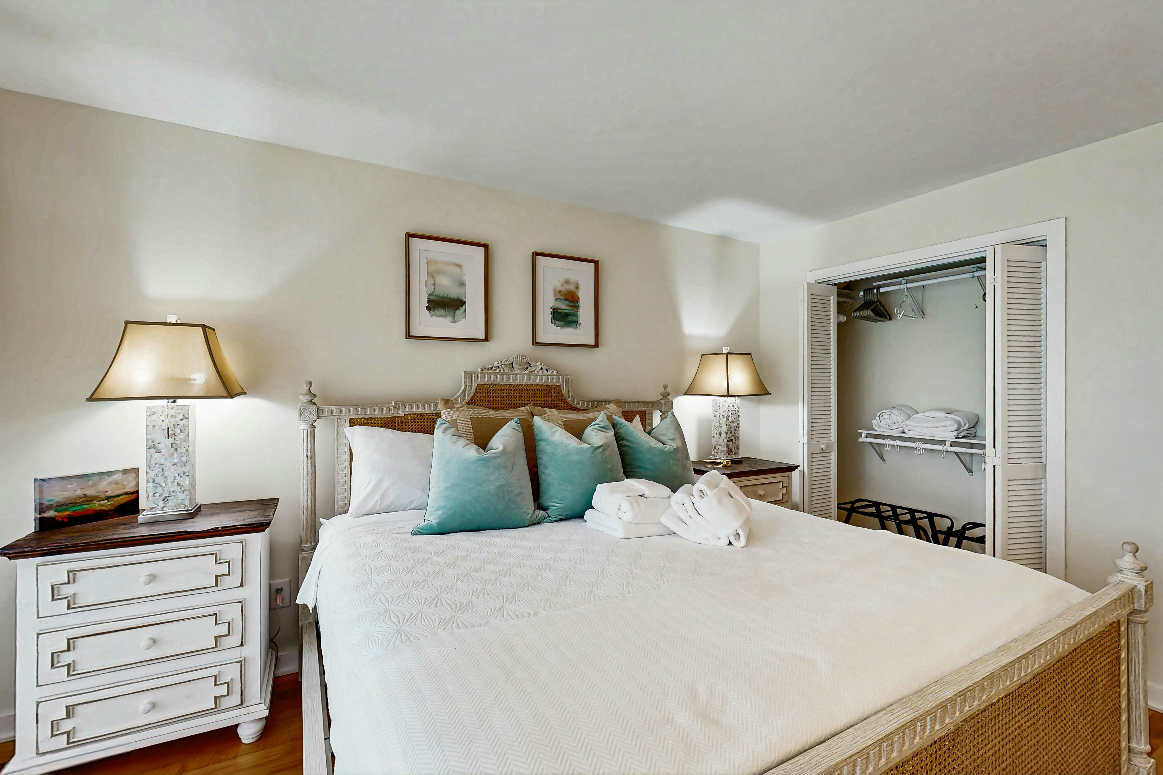 Charming Coastal Condo, with Shared Pool, Fitness Center & Dock