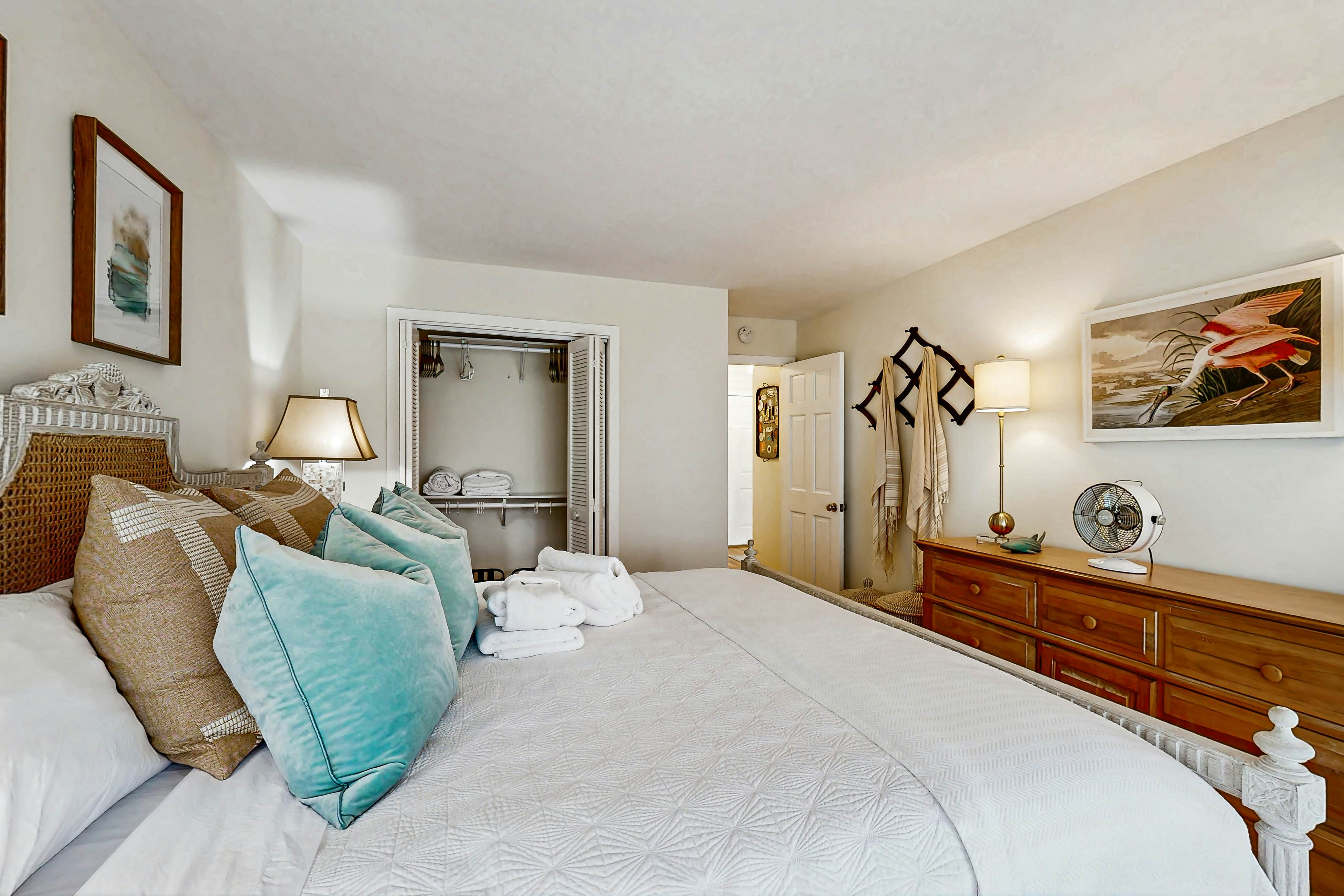 Charming Coastal Condo, with Shared Pool, Fitness Center & Dock