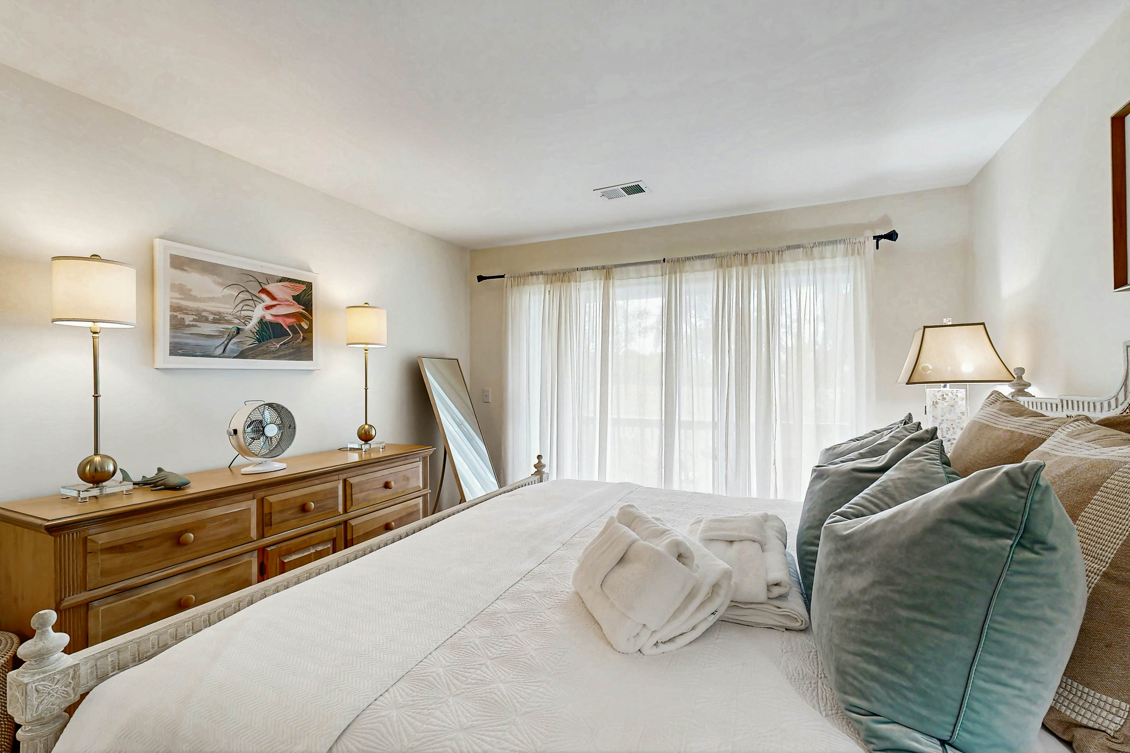 Charming Coastal Condo, with Shared Pool, Fitness Center & Dock