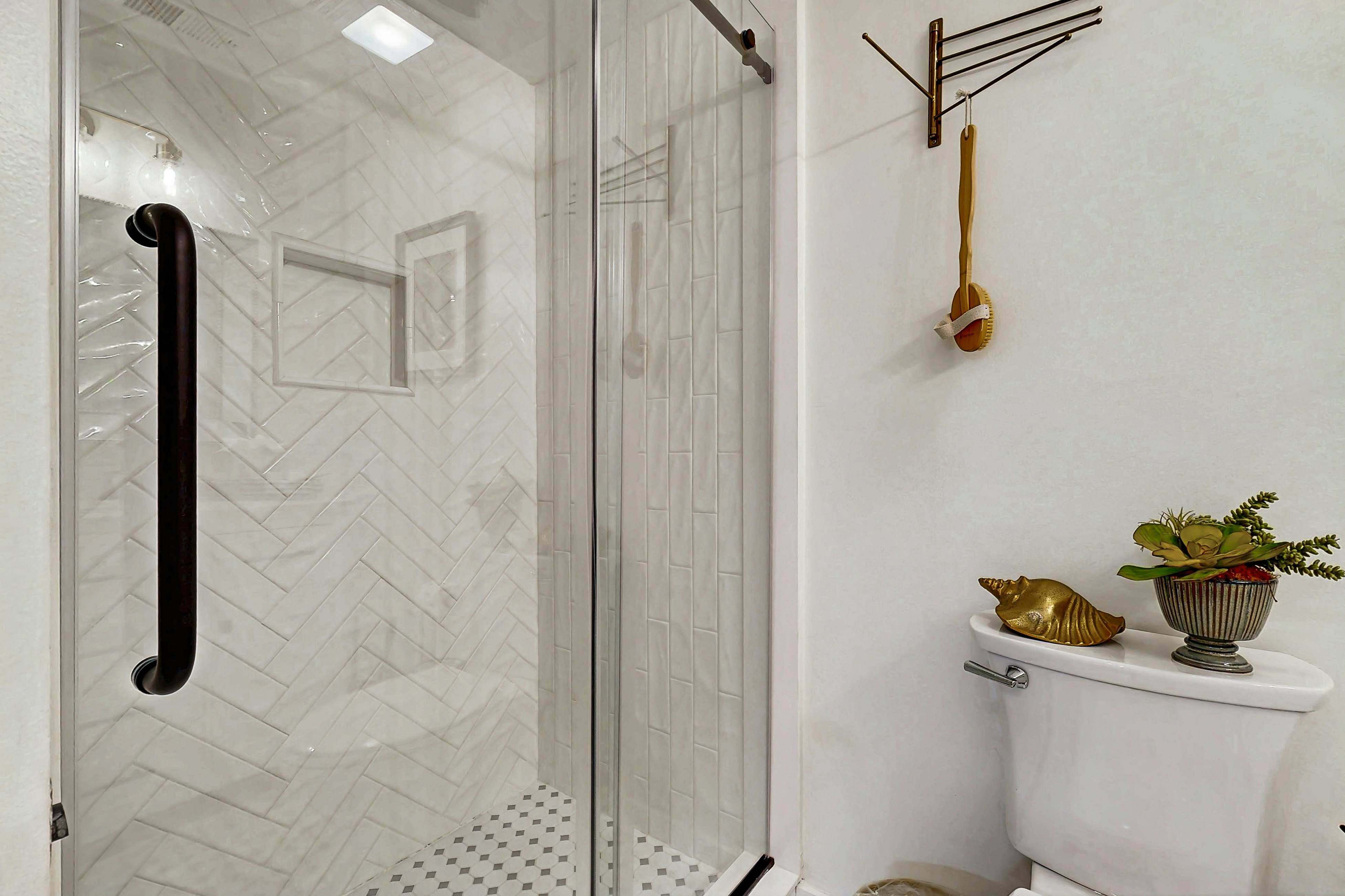 Charming Coastal Condo, with Shared Pool, Fitness Center & Dock