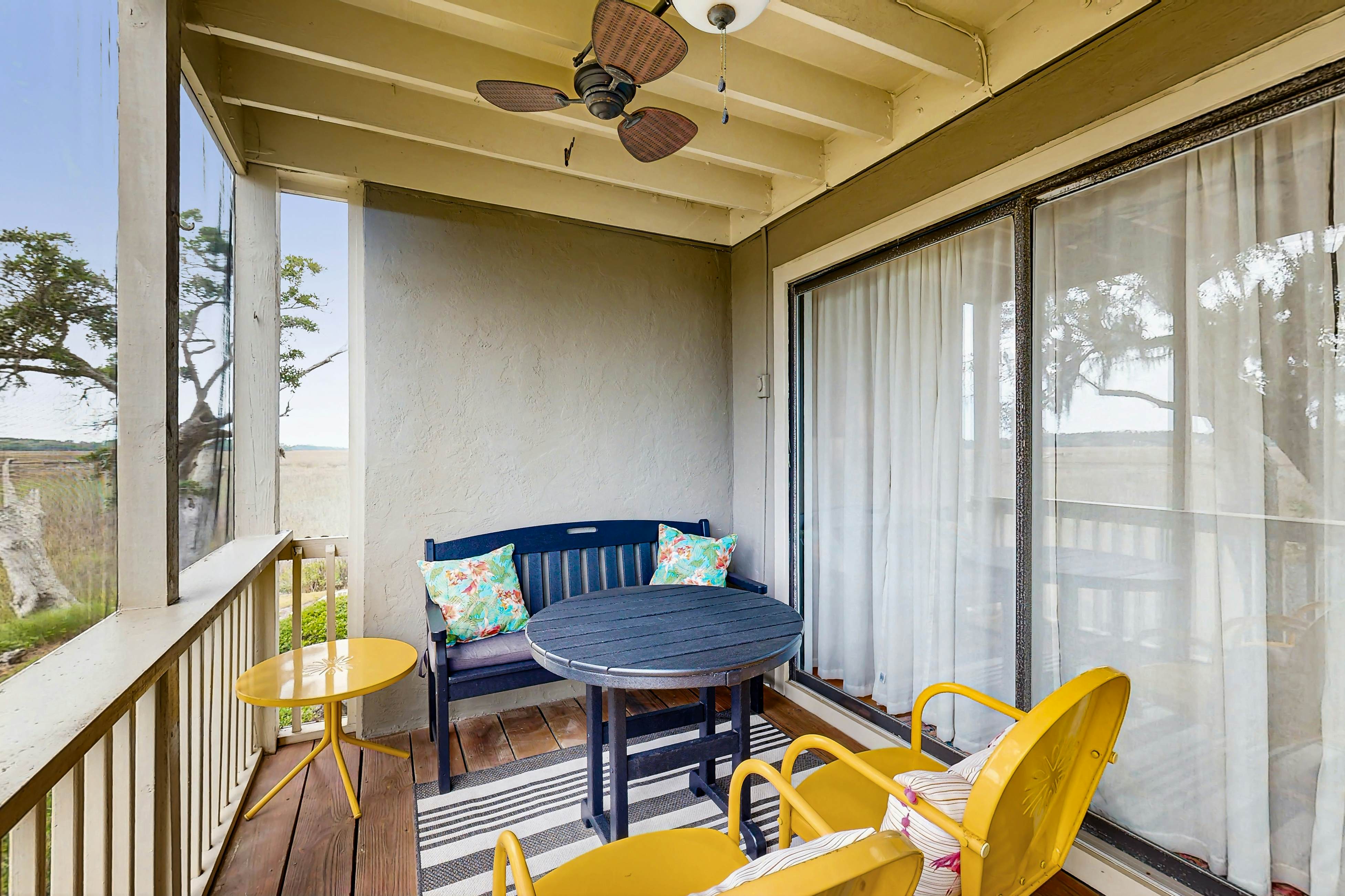 Charming Coastal Condo, with Shared Pool, Fitness Center & Dock