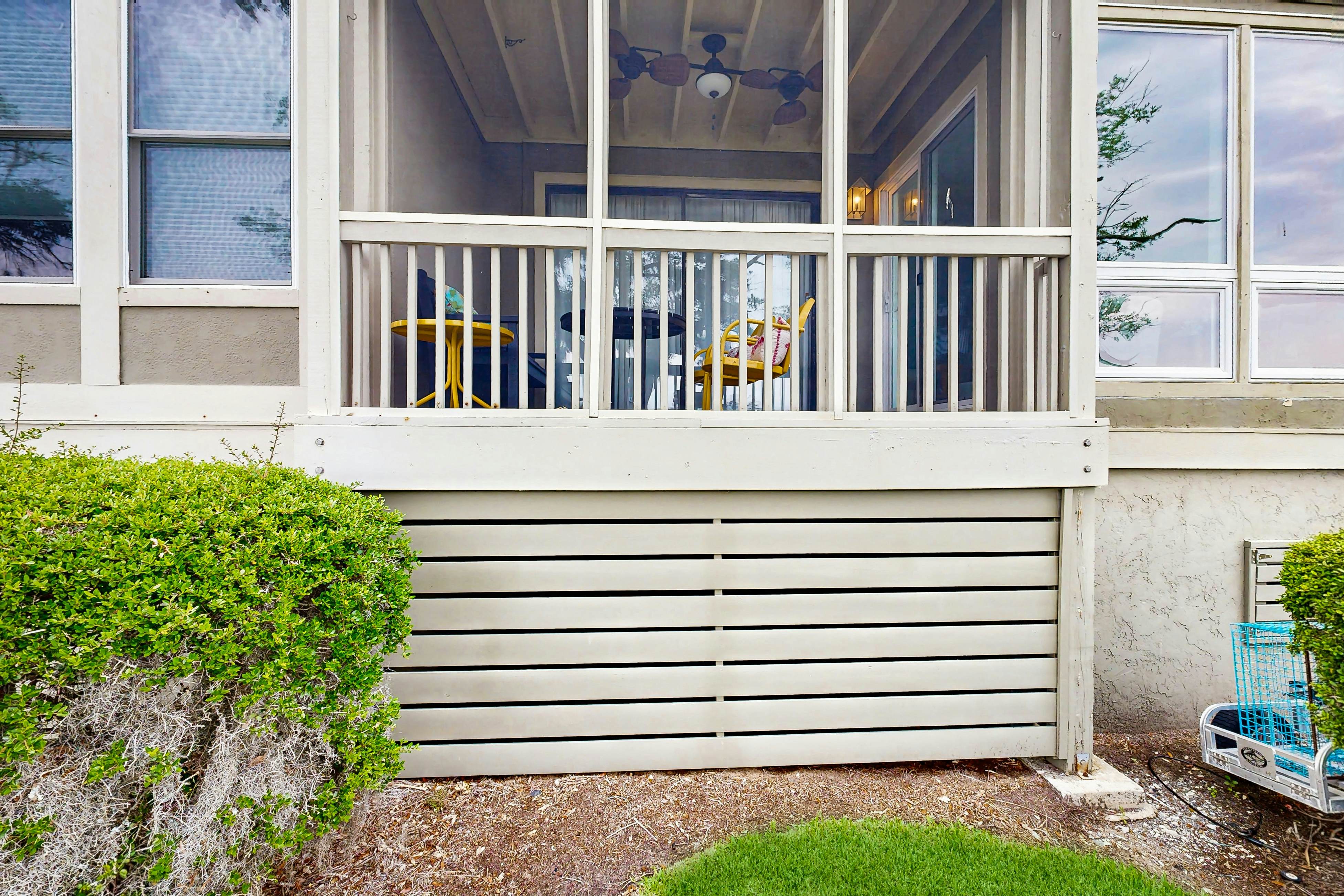 Charming Coastal Condo, with Shared Pool, Fitness Center & Dock