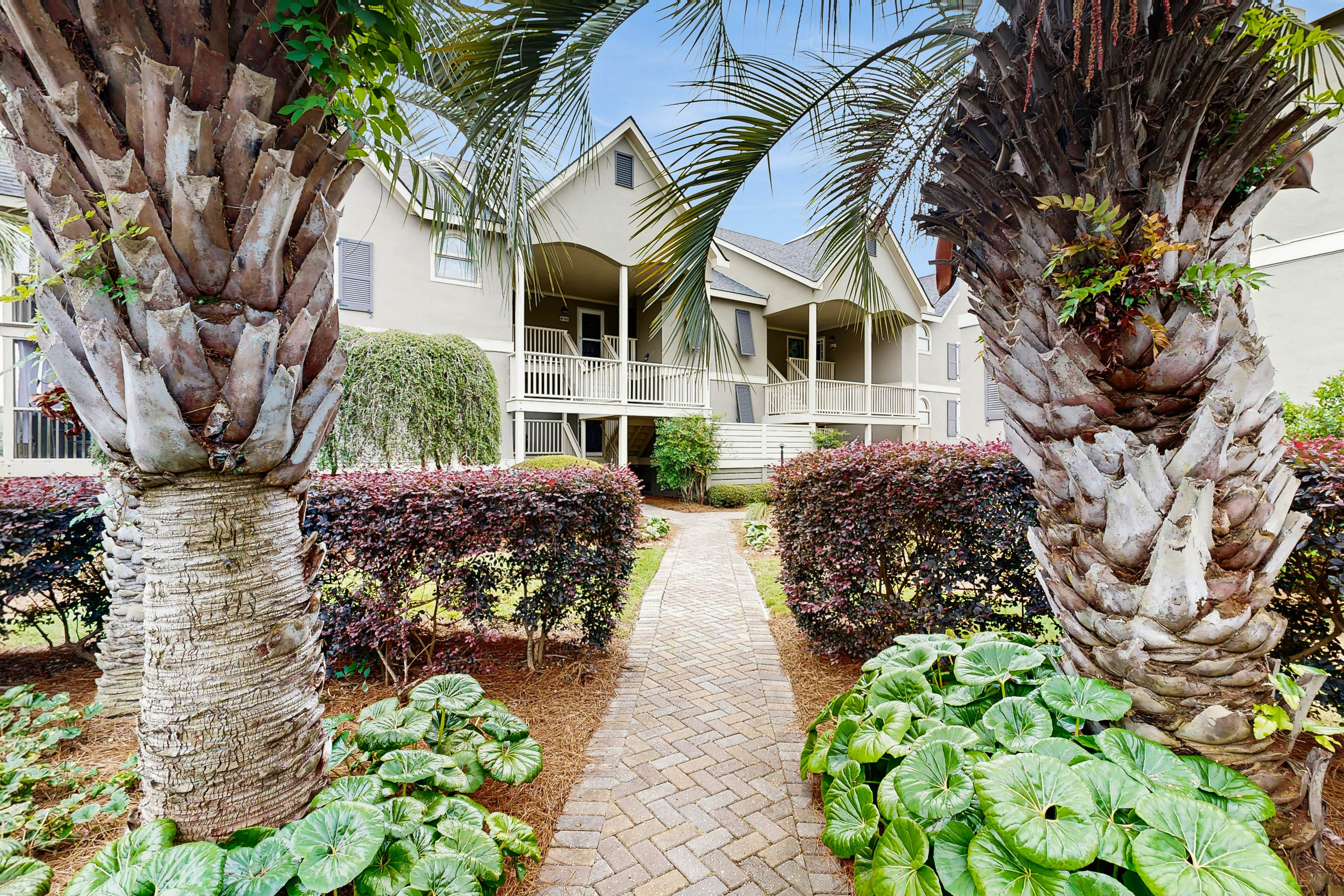 Charming Coastal Condo, with Shared Pool, Fitness Center & Dock