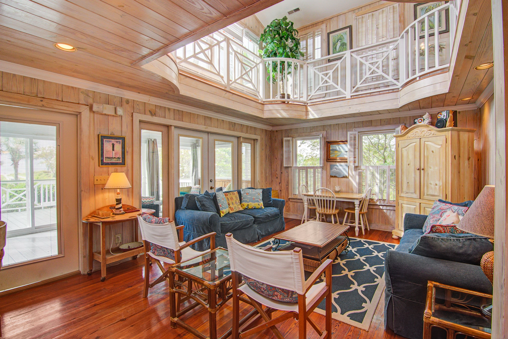 Beautiful Sullivan’s Island home next to lighthouse - easy walk to beach