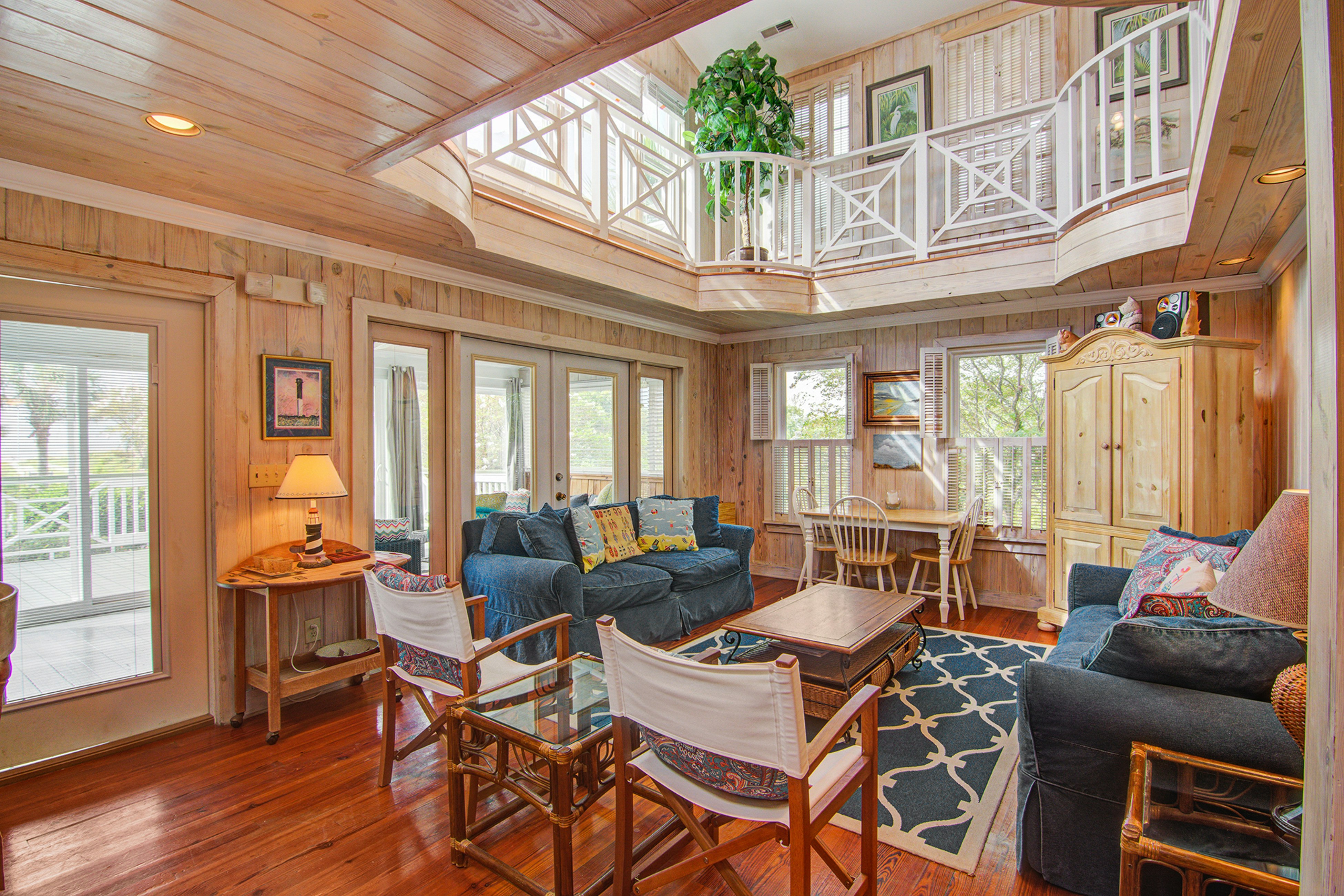 Beautiful Sullivan’s Island home next to lighthouse - easy walk to beach