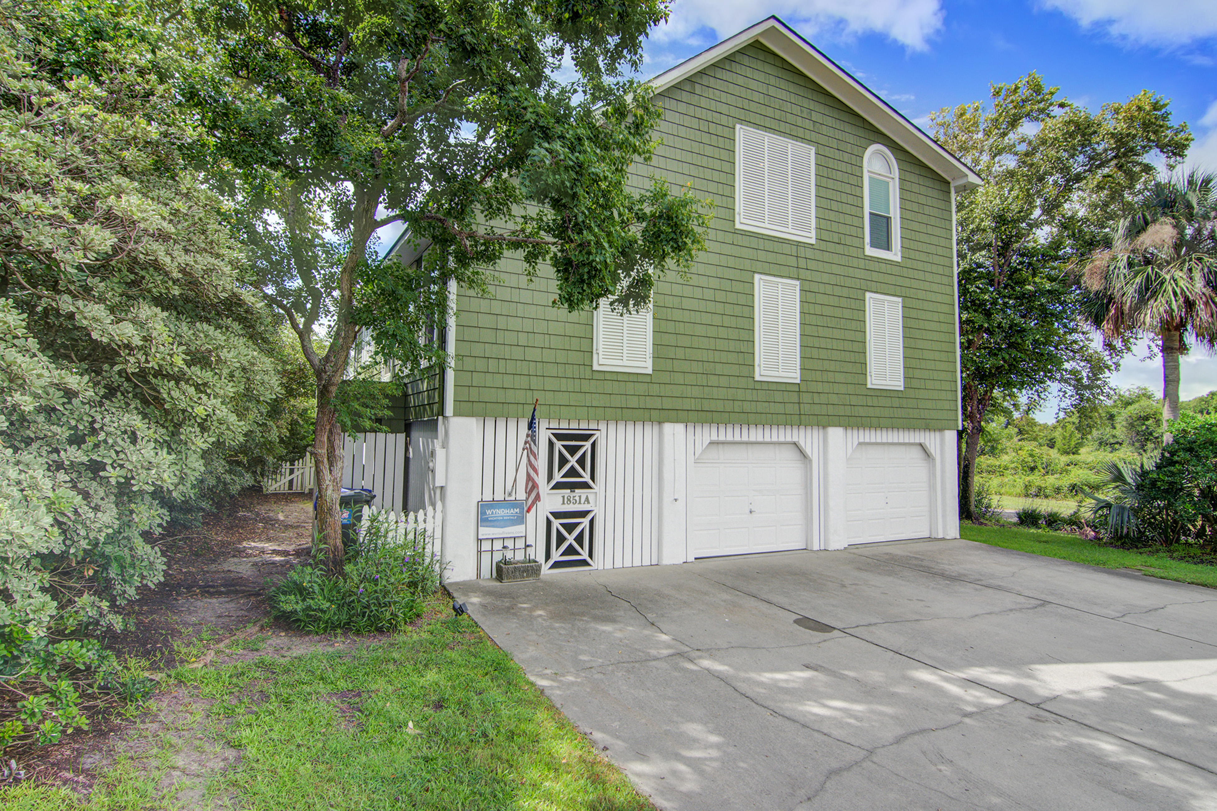Beautiful Sullivan’s Island home next to lighthouse - easy walk to beach