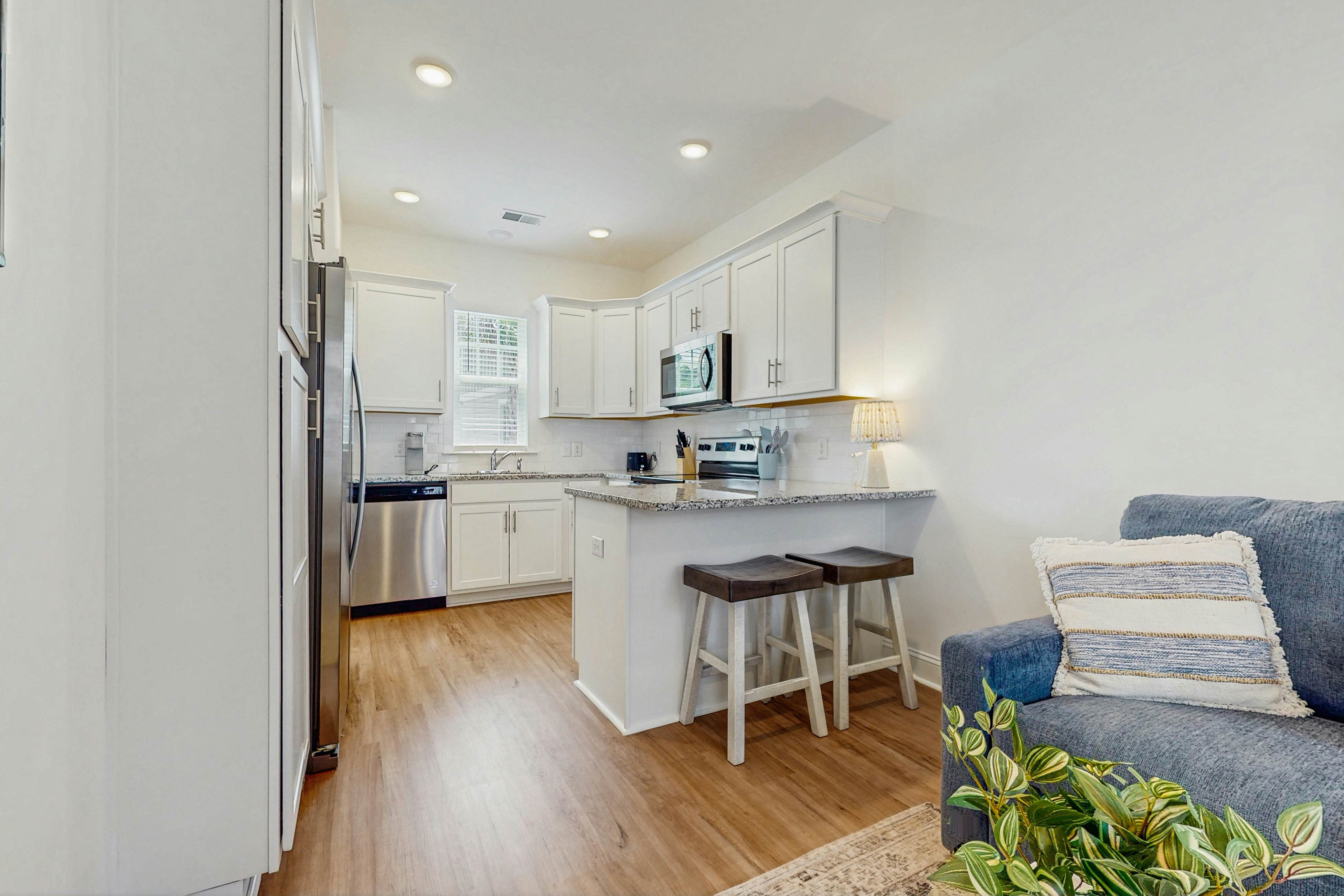 1BR Cottage Home in Pet Friendly Resort w/ Pool, hot tub & parks