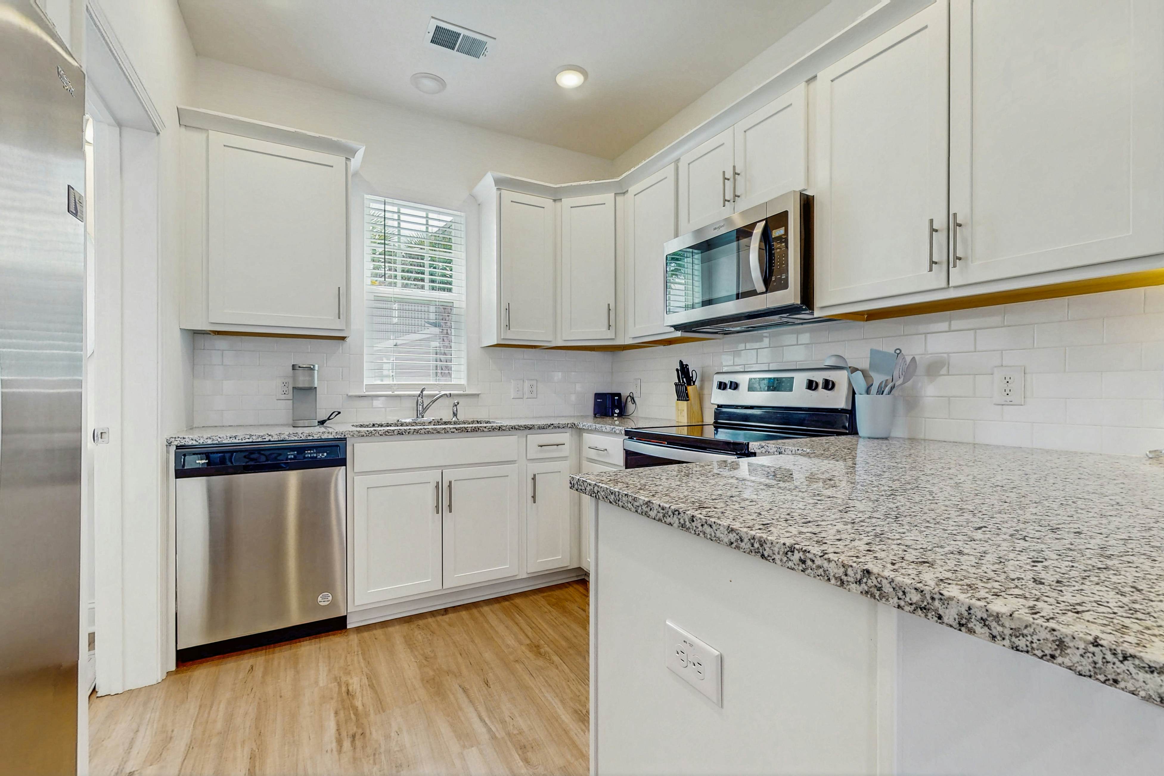 1BR Cottage Home in Pet Friendly Resort w/ Pool, hot tub & parks