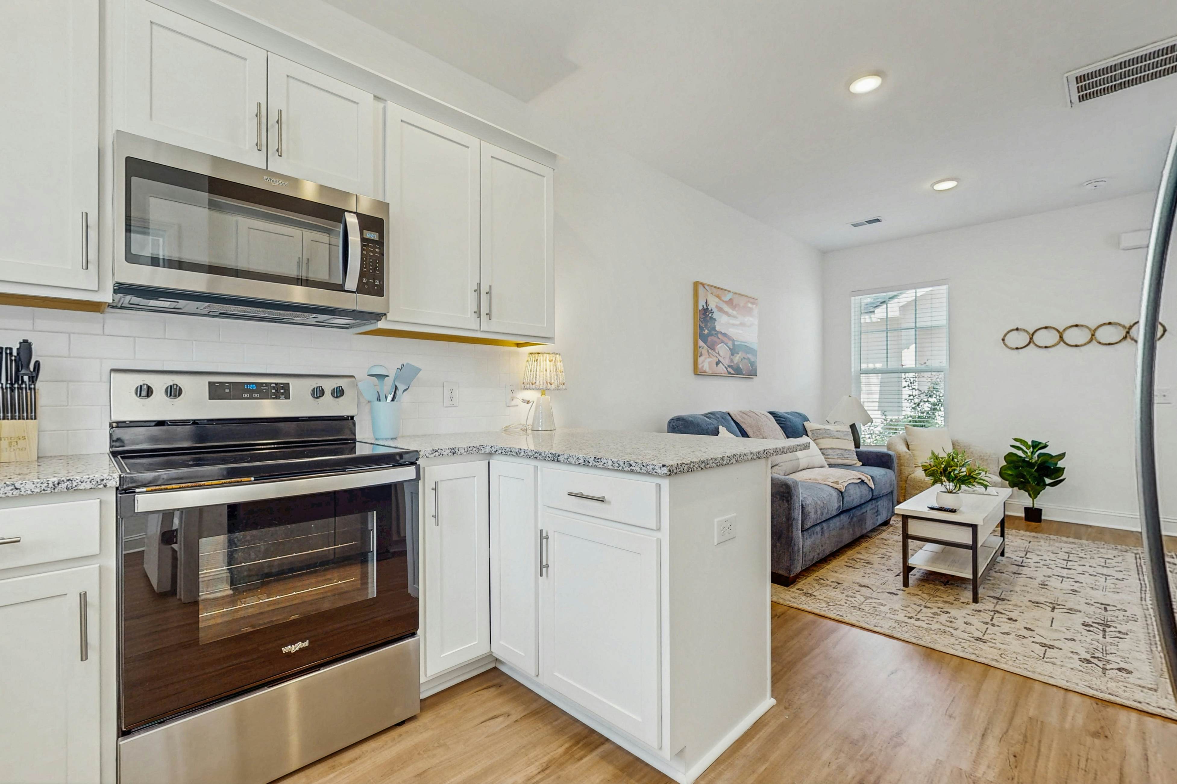 1BR Cottage Home in Pet Friendly Resort w/ Pool, hot tub & parks