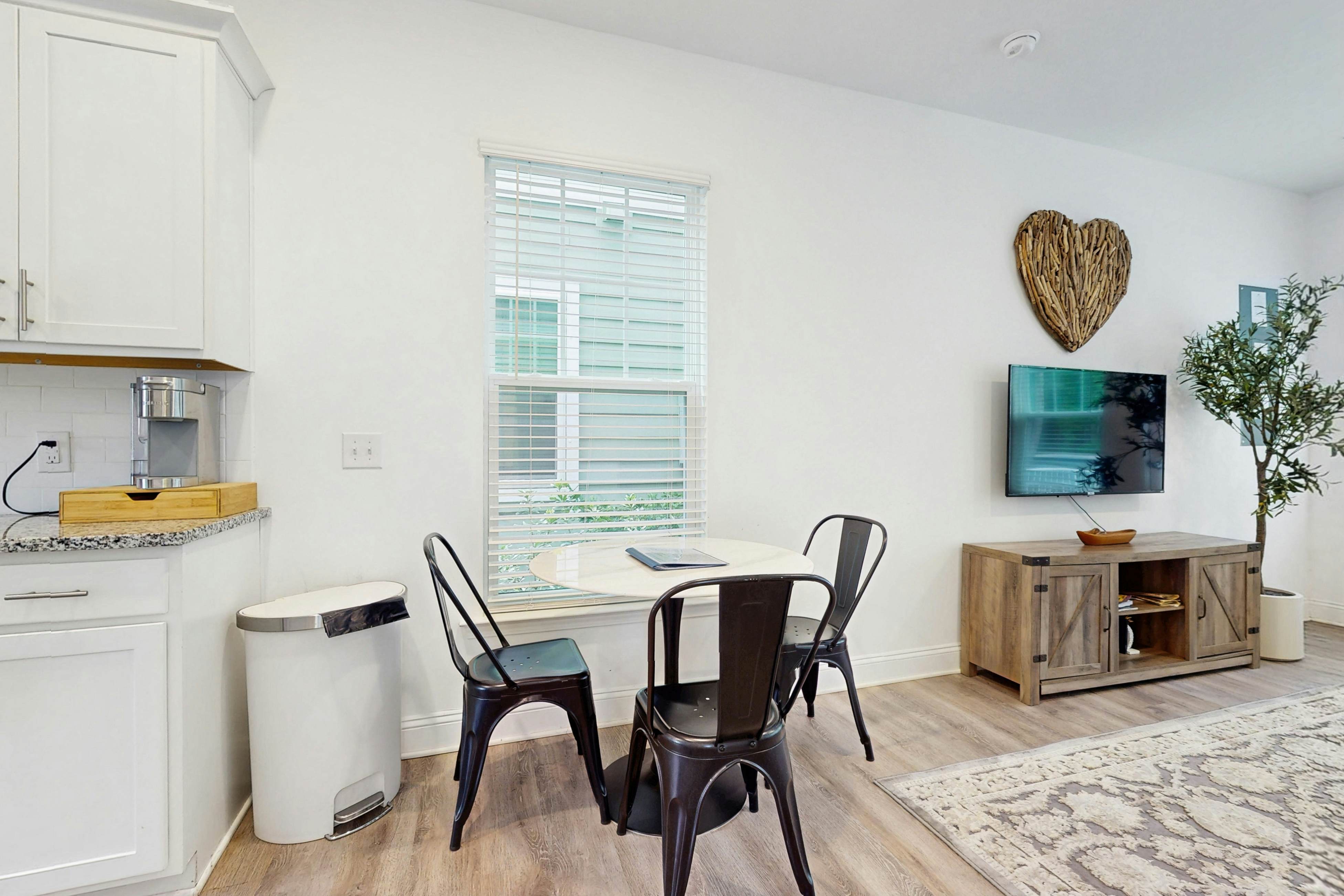 Cozy 2BR Pet Friendly Walkable Resort Cottage w/ Pool Access