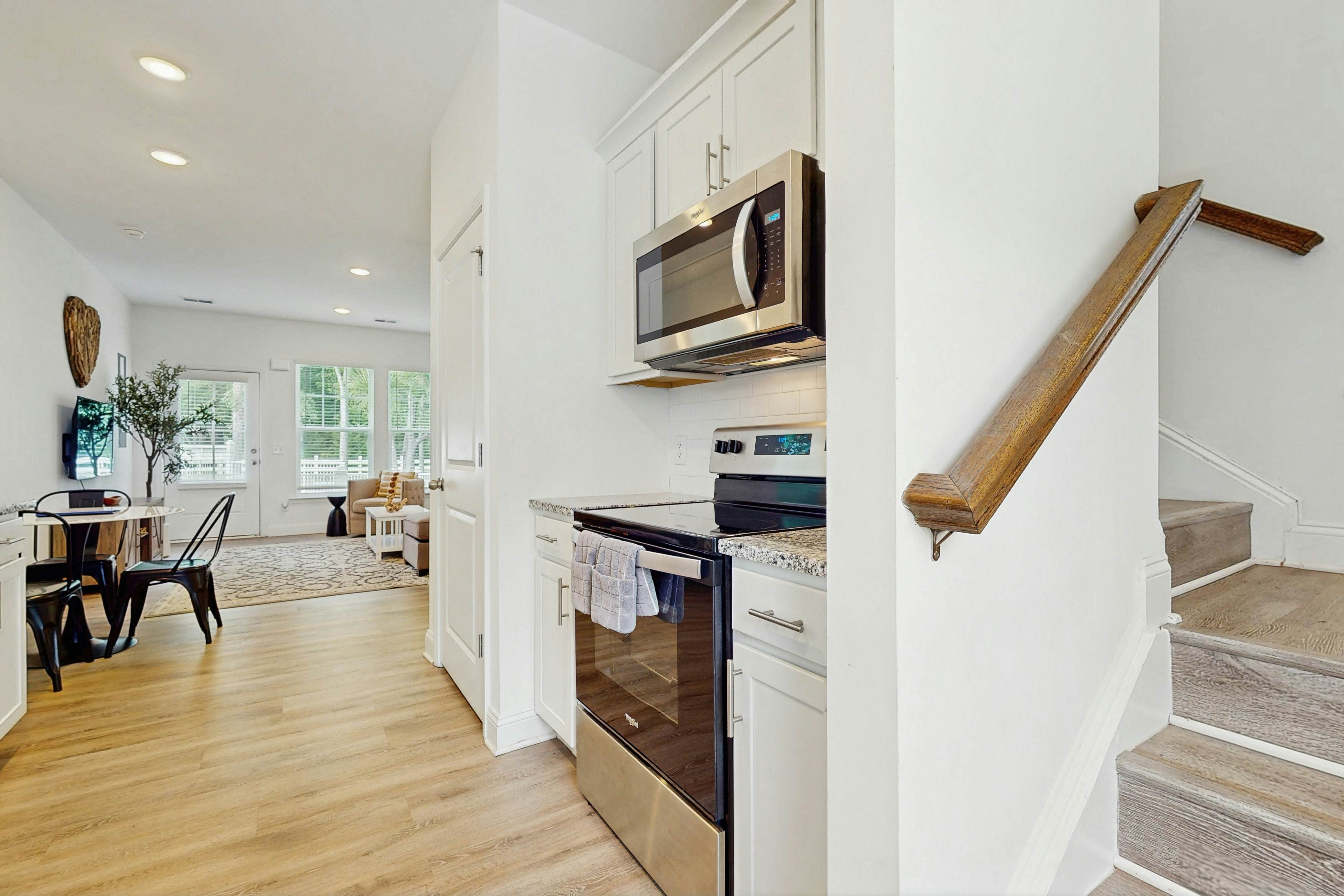 Cozy 2BR Pet Friendly Walkable Resort Cottage w/ Pool Access