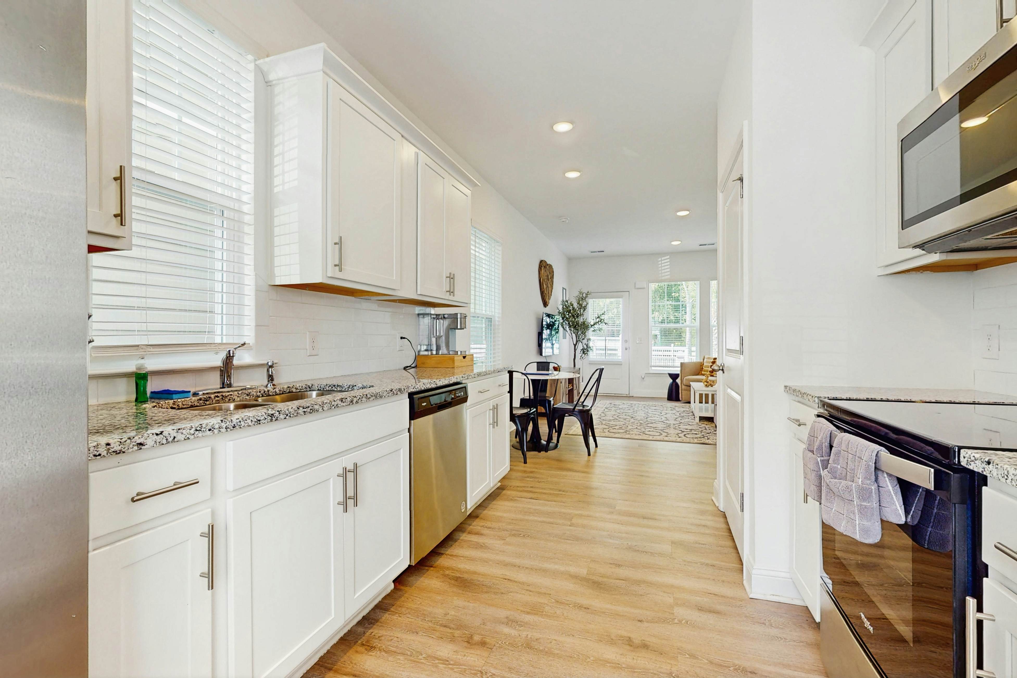 Cozy 2BR Pet Friendly Walkable Resort Cottage w/ Pool Access