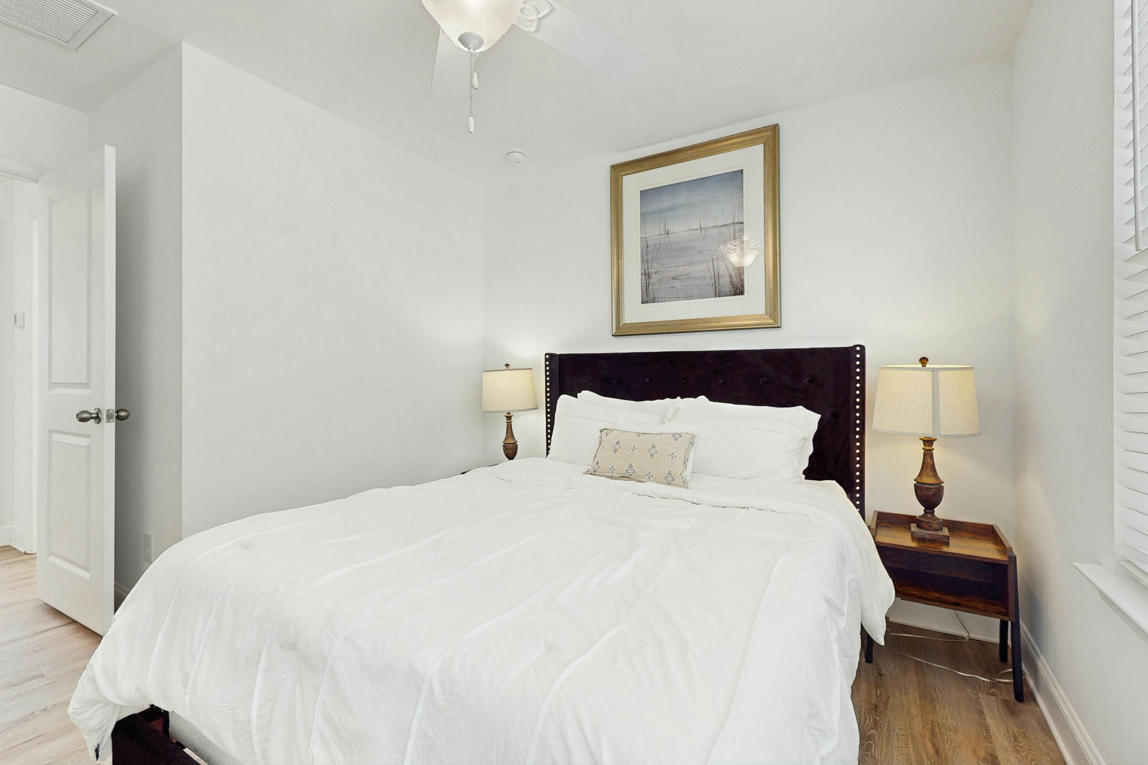 Cozy 2BR Pet Friendly Walkable Resort Cottage w/ Pool Access