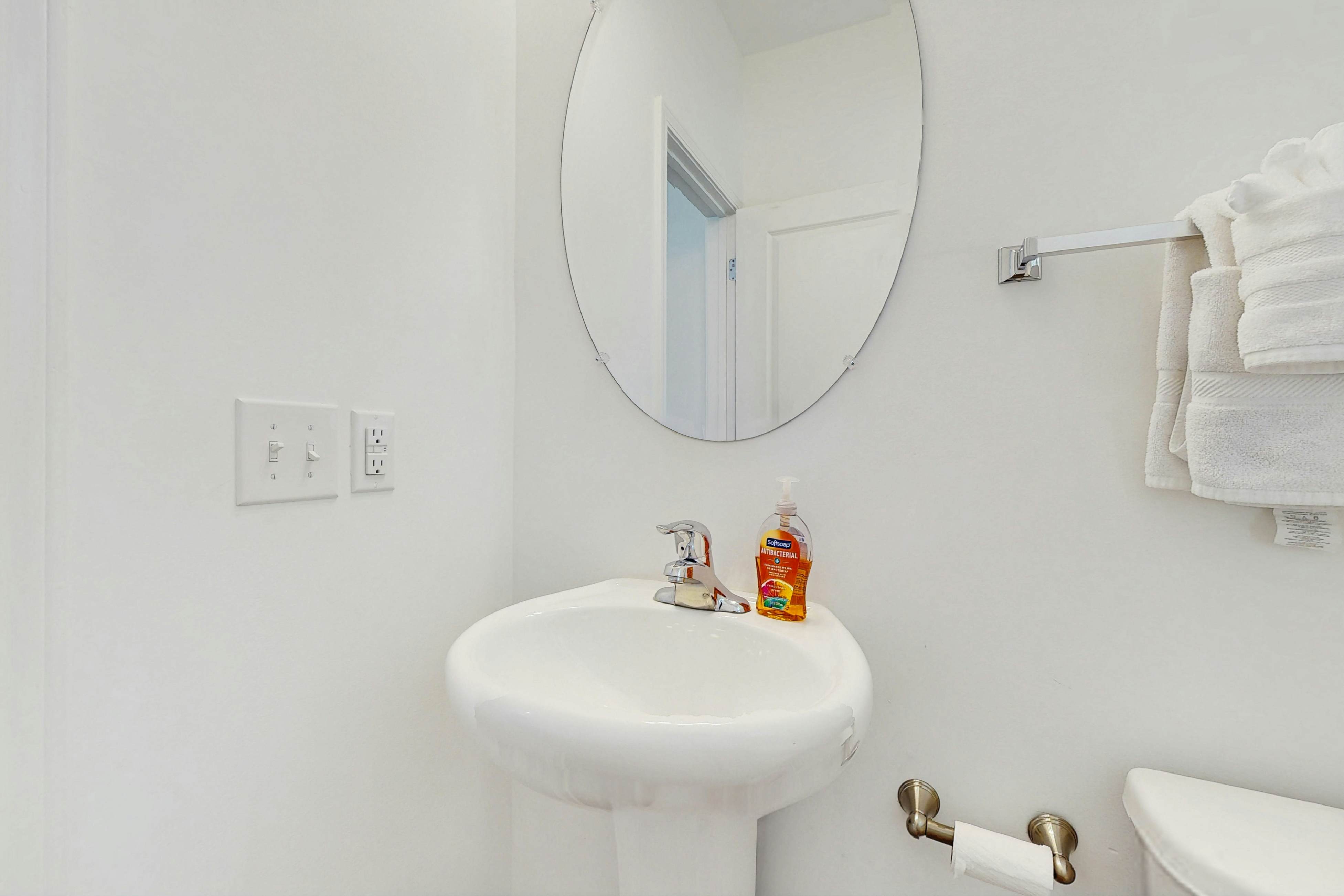 Cozy 2BR Pet Friendly Walkable Resort Cottage w/ Pool Access