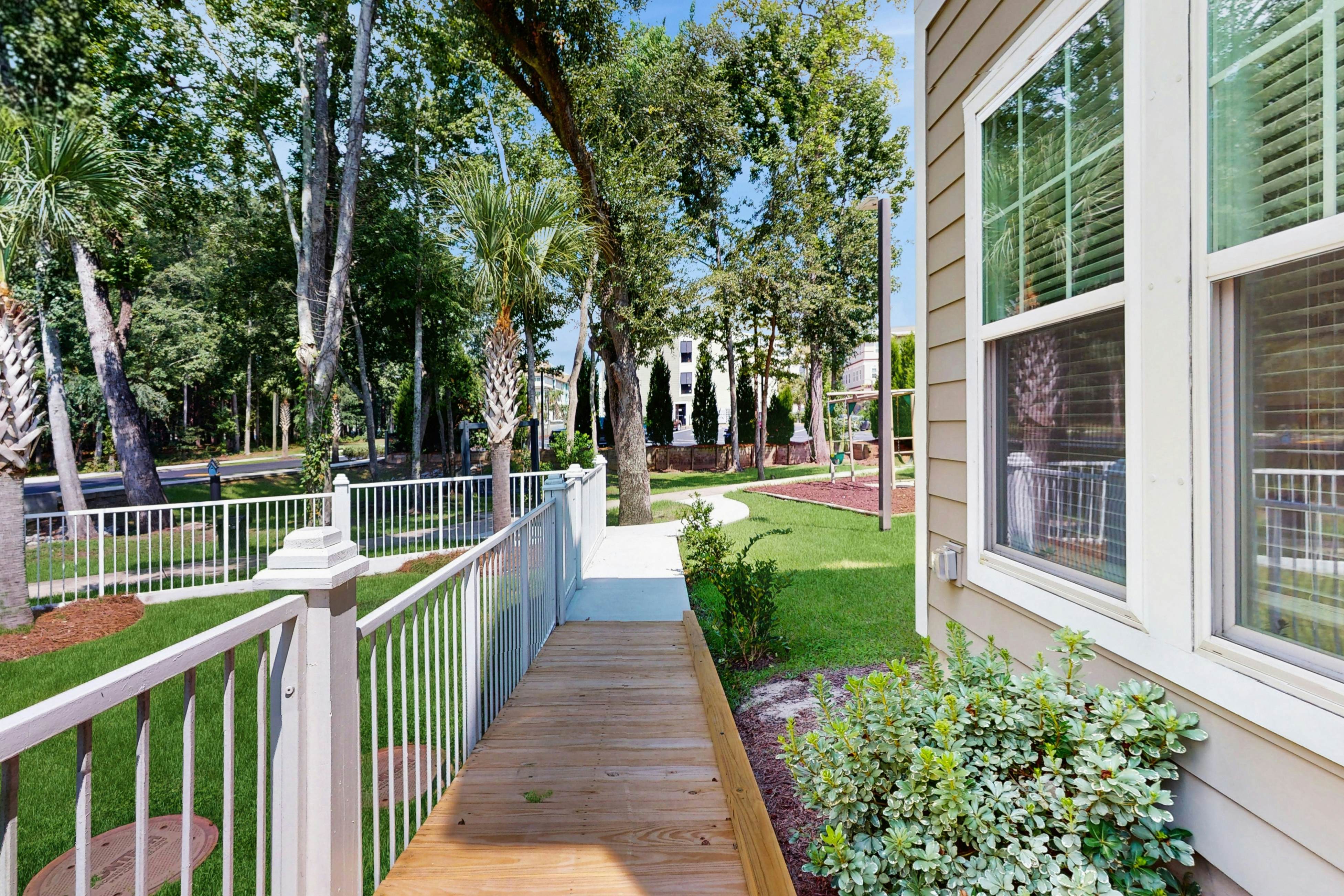 Cozy 2BR Pet Friendly Walkable Resort Cottage w/ Pool Access