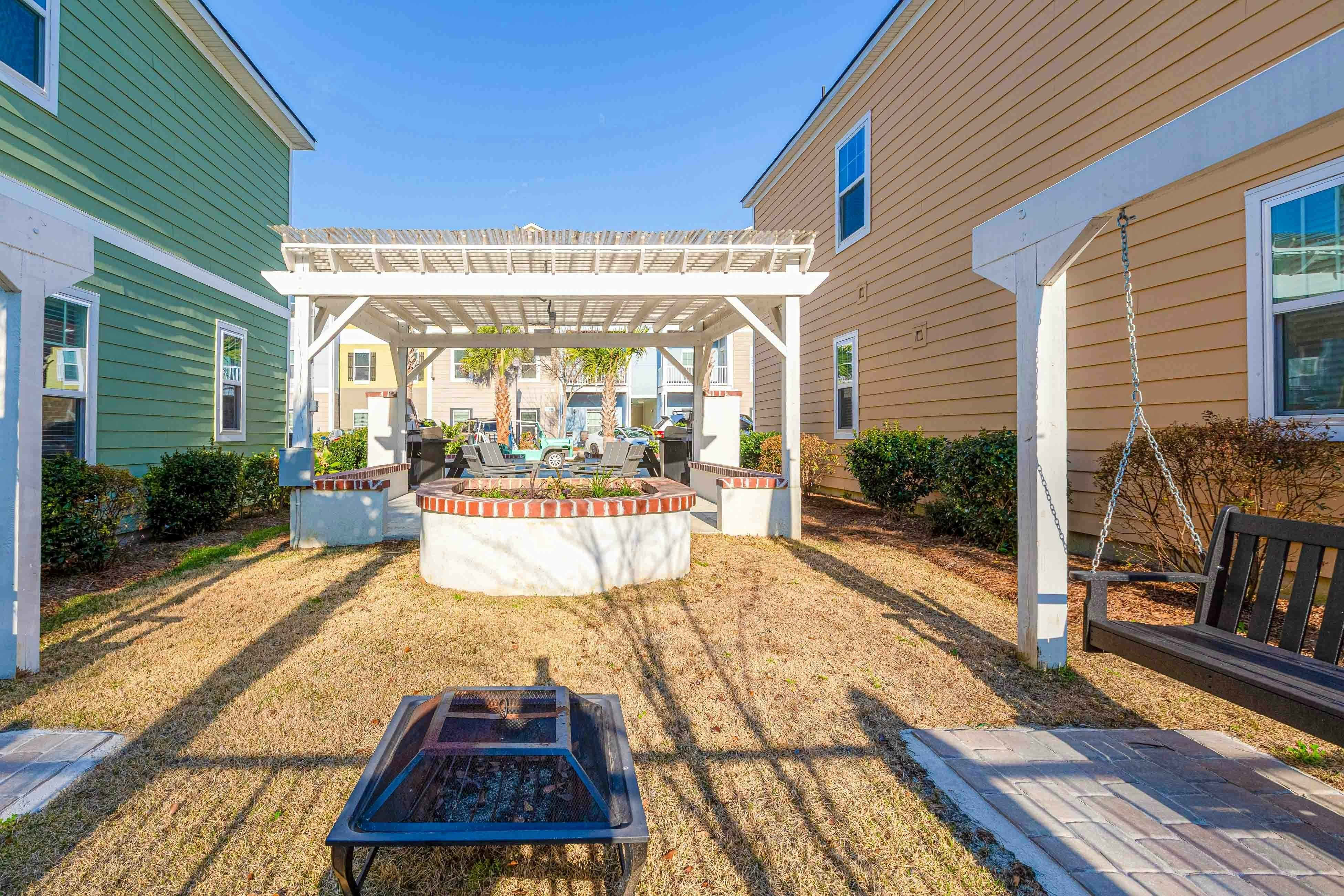 Cozy 2BR Pet Friendly Walkable Resort Cottage w/ Pool Access