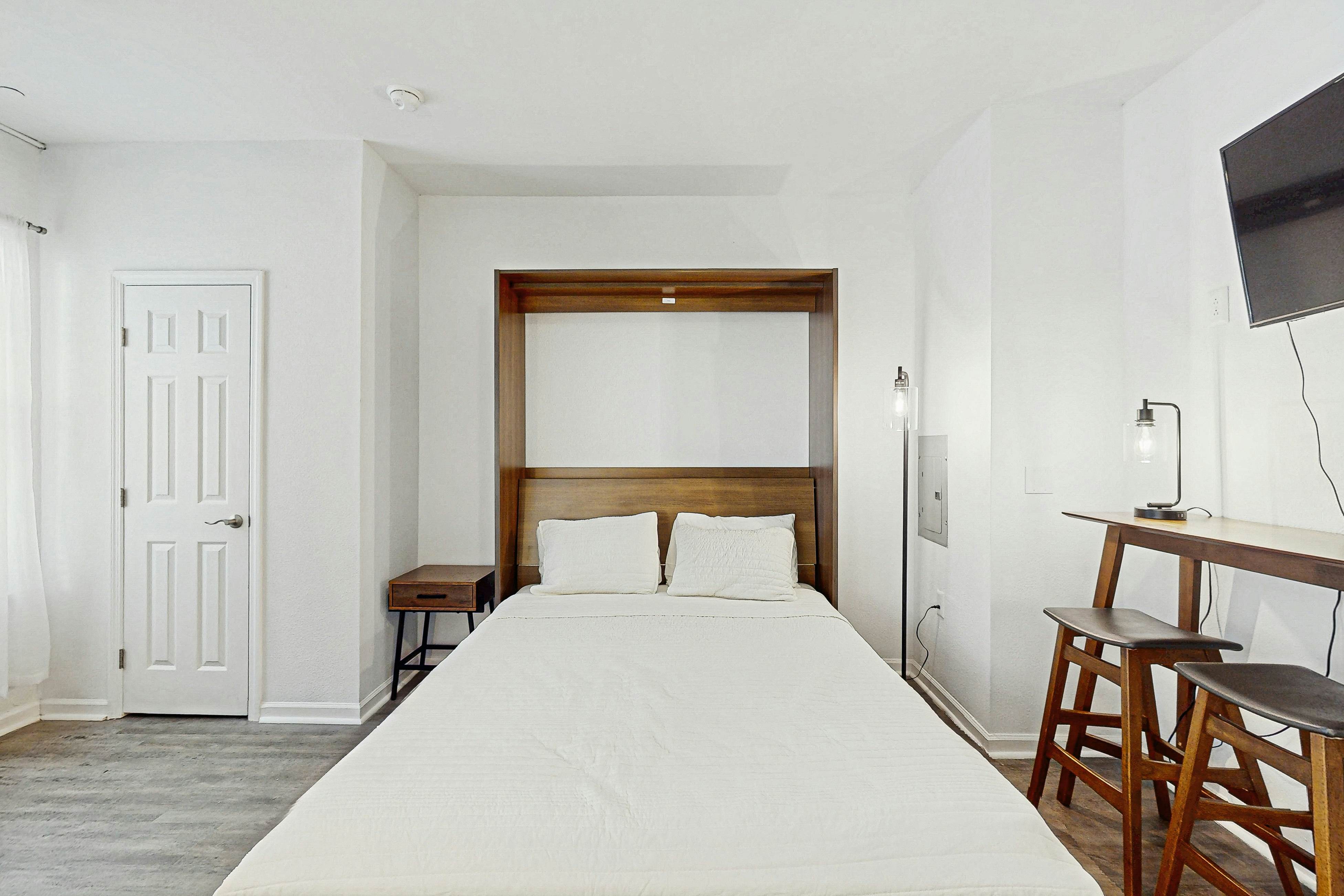 1st Floor Studio in Pet Friendly Walkable Resort with Pools