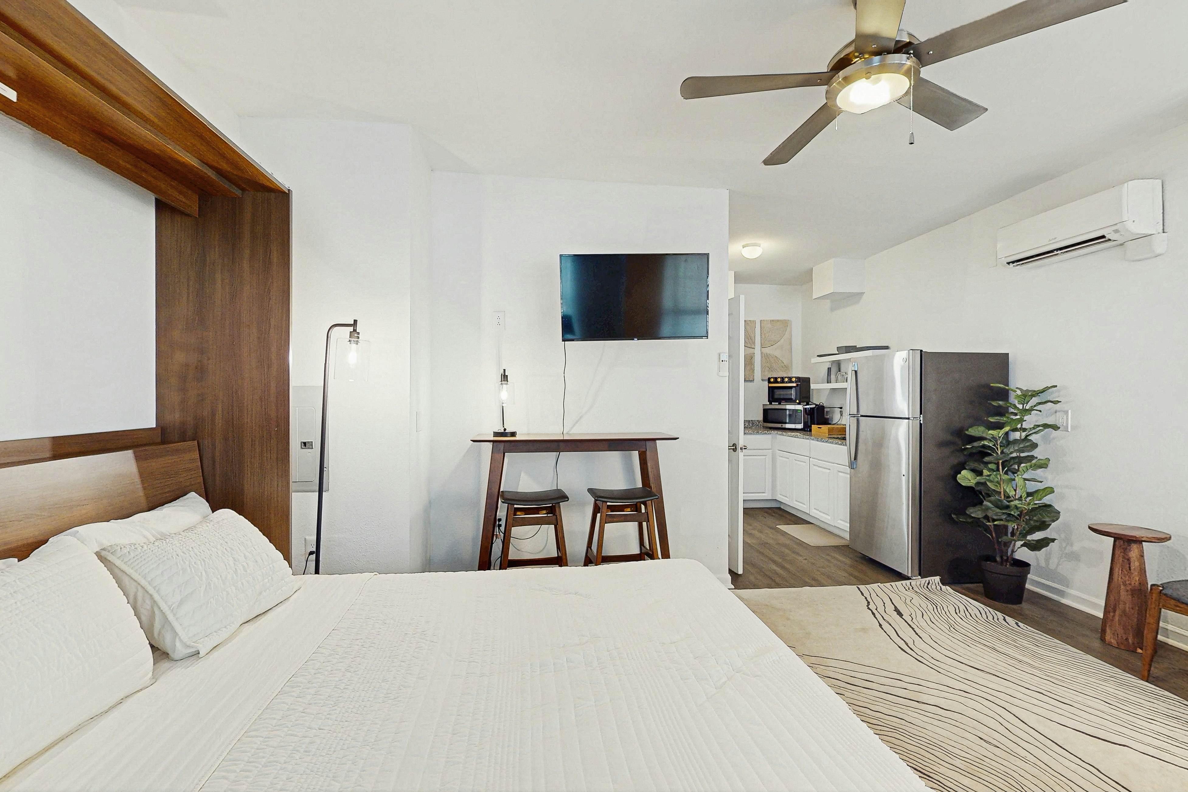 1st Floor Studio in Pet Friendly Walkable Resort with Pools