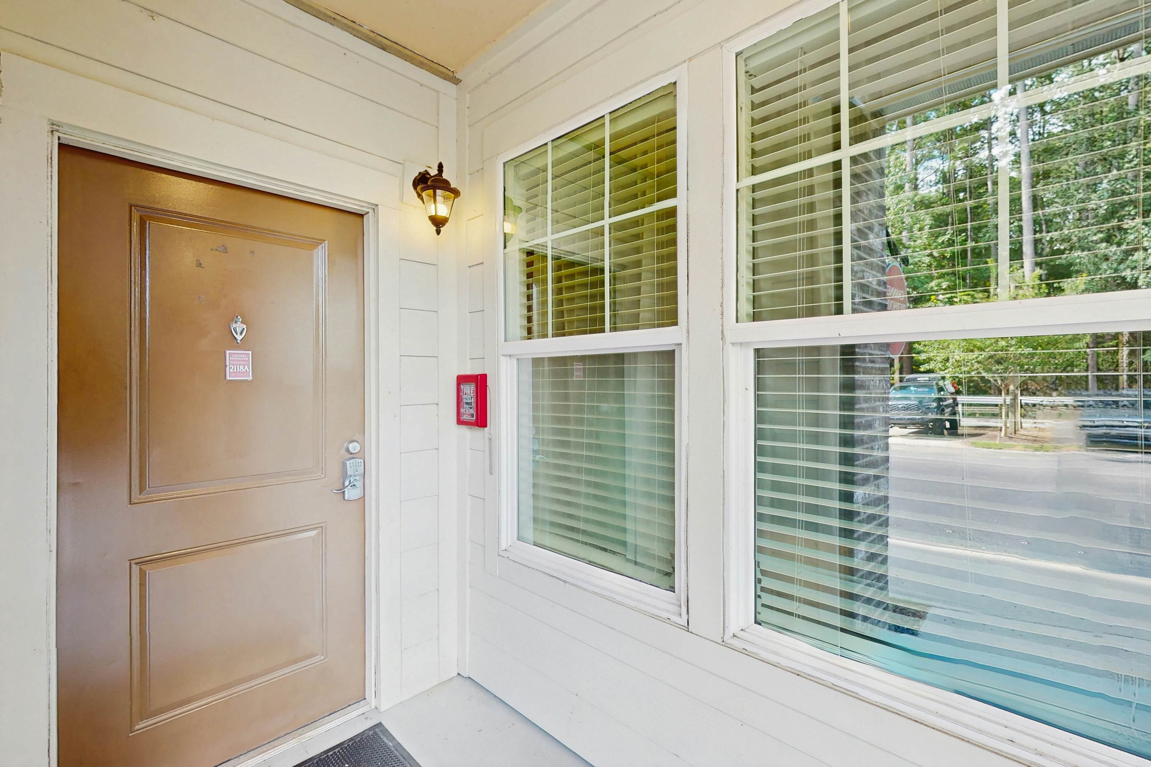 1st Floor Studio in Pet Friendly Walkable Resort with Pools