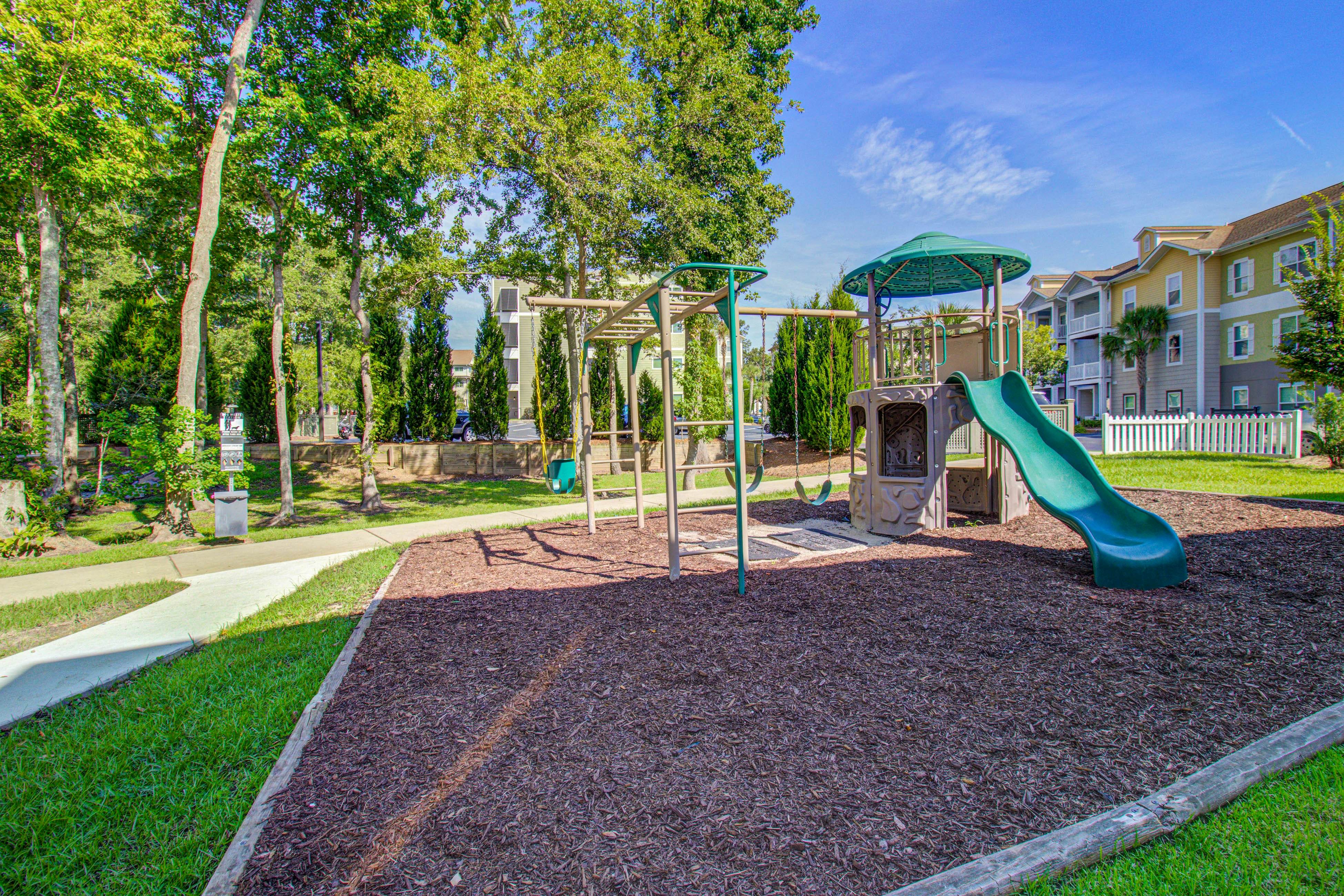 1st Floor Studio in Pet Friendly Walkable Resort with Pools