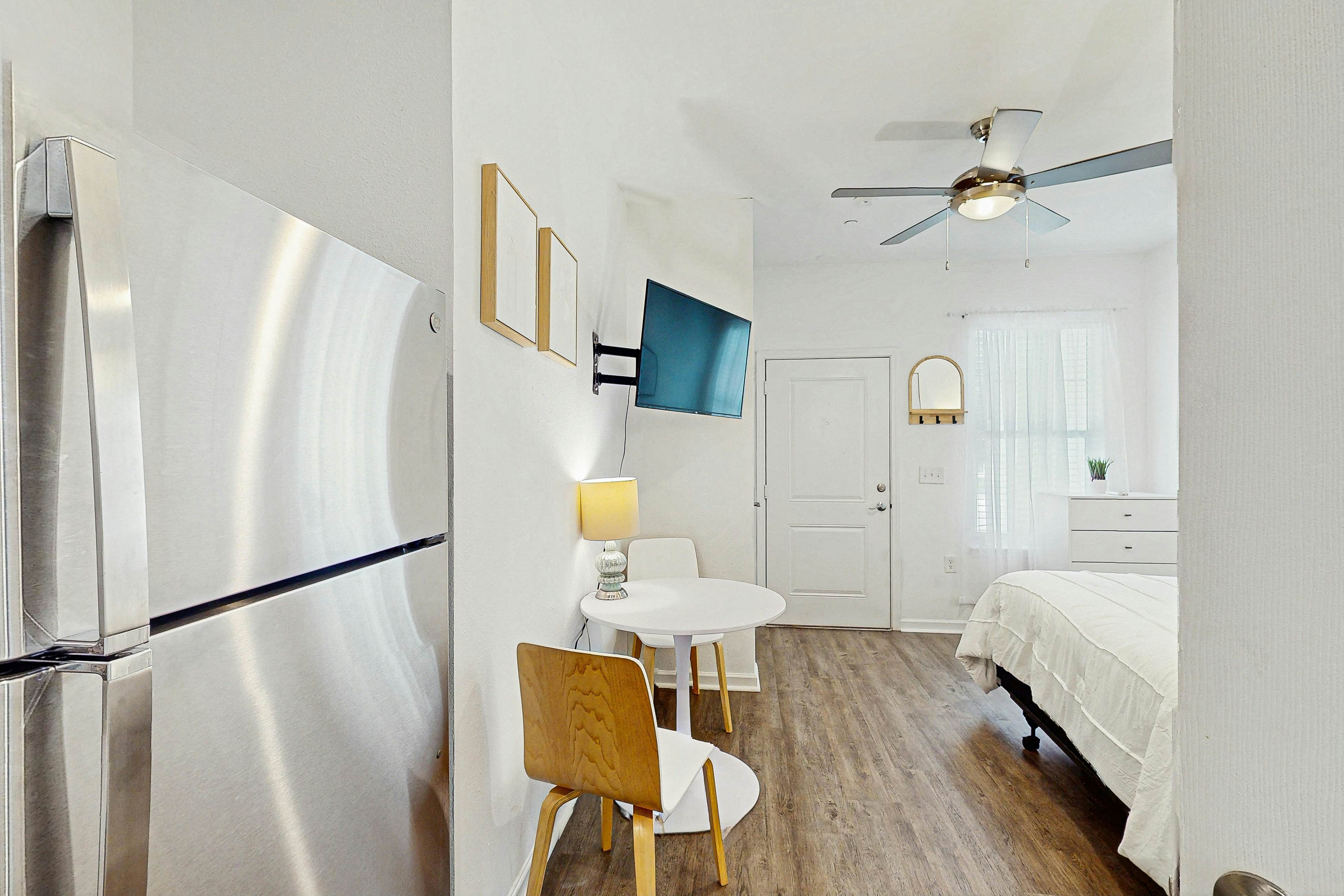 Cozy Studio:  Pet Friendly in Resort with a Shared Hot Tub