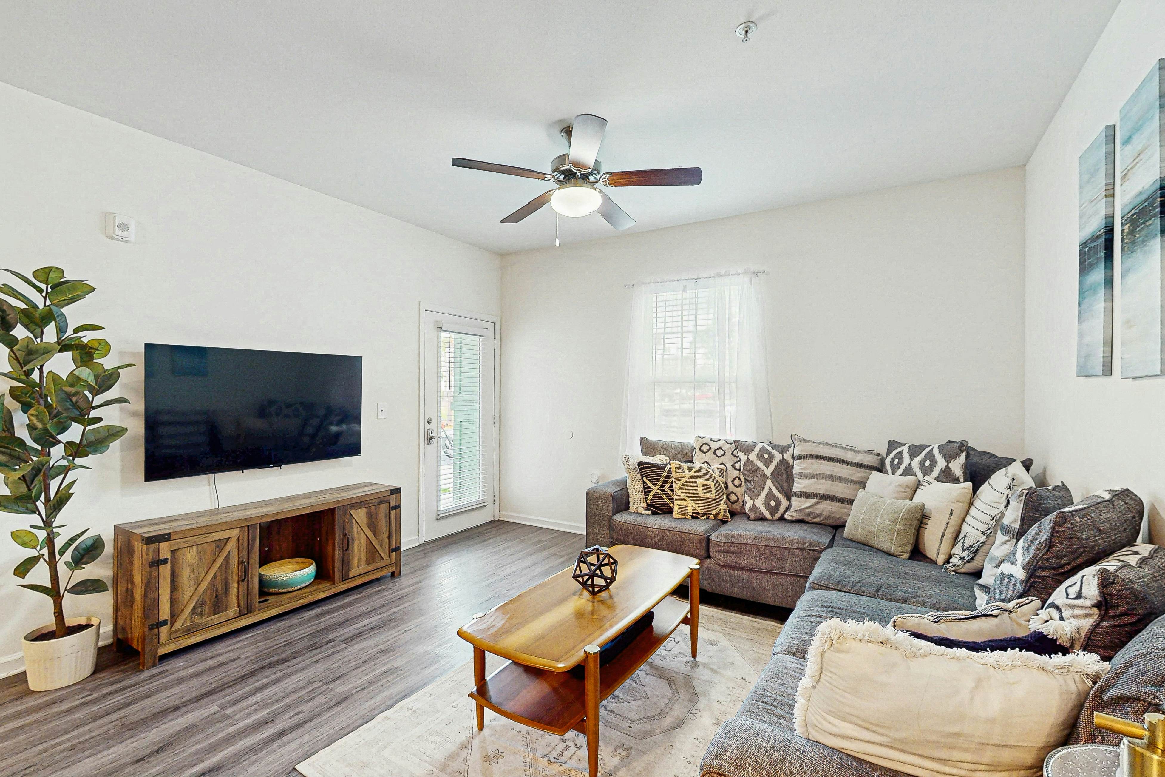 Spacious 3BR in Pet Friendly Walkable Resort with a Pool